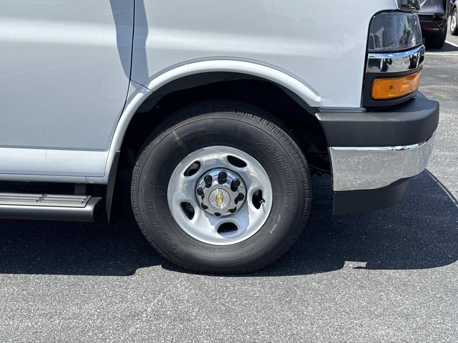 2026 Chevrolet Express Passenger 1LS