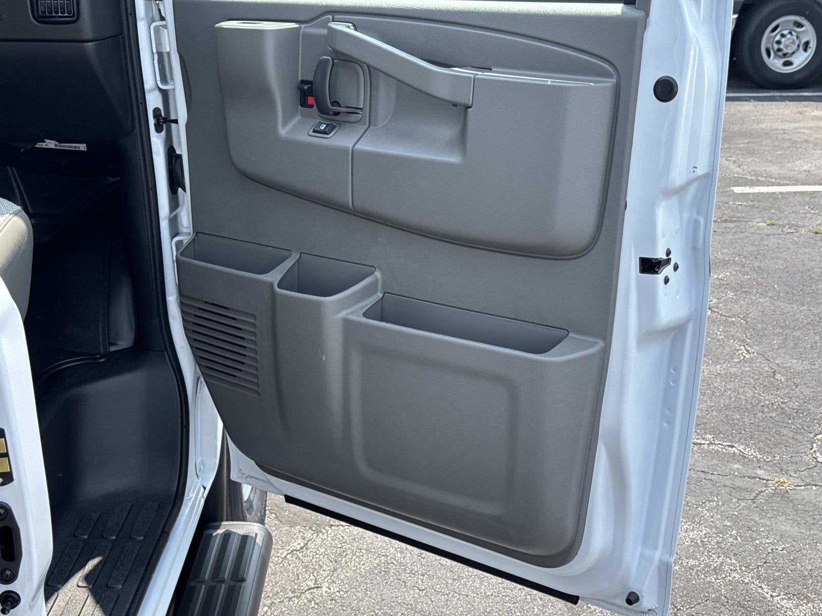 2026 Chevrolet Express Passenger 1LS