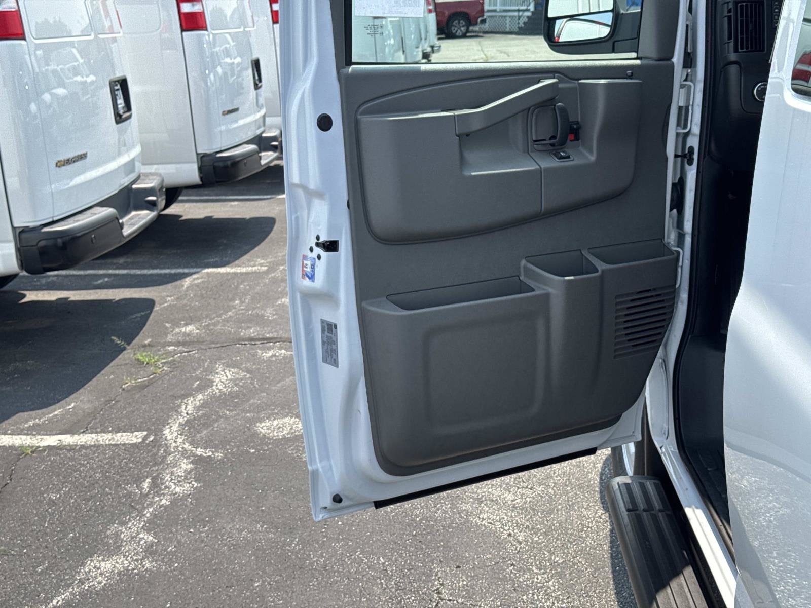2026 Chevrolet Express Passenger 1LS