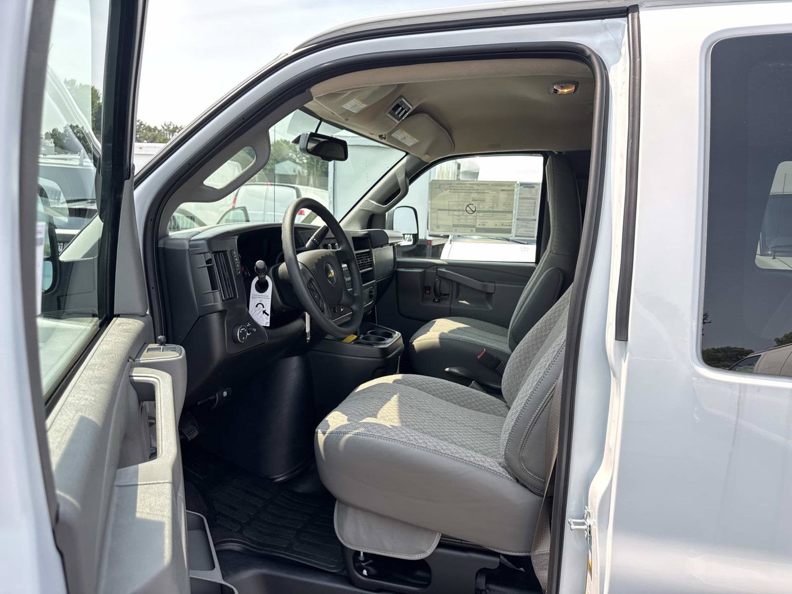 2026 Chevrolet Express Passenger 1LS