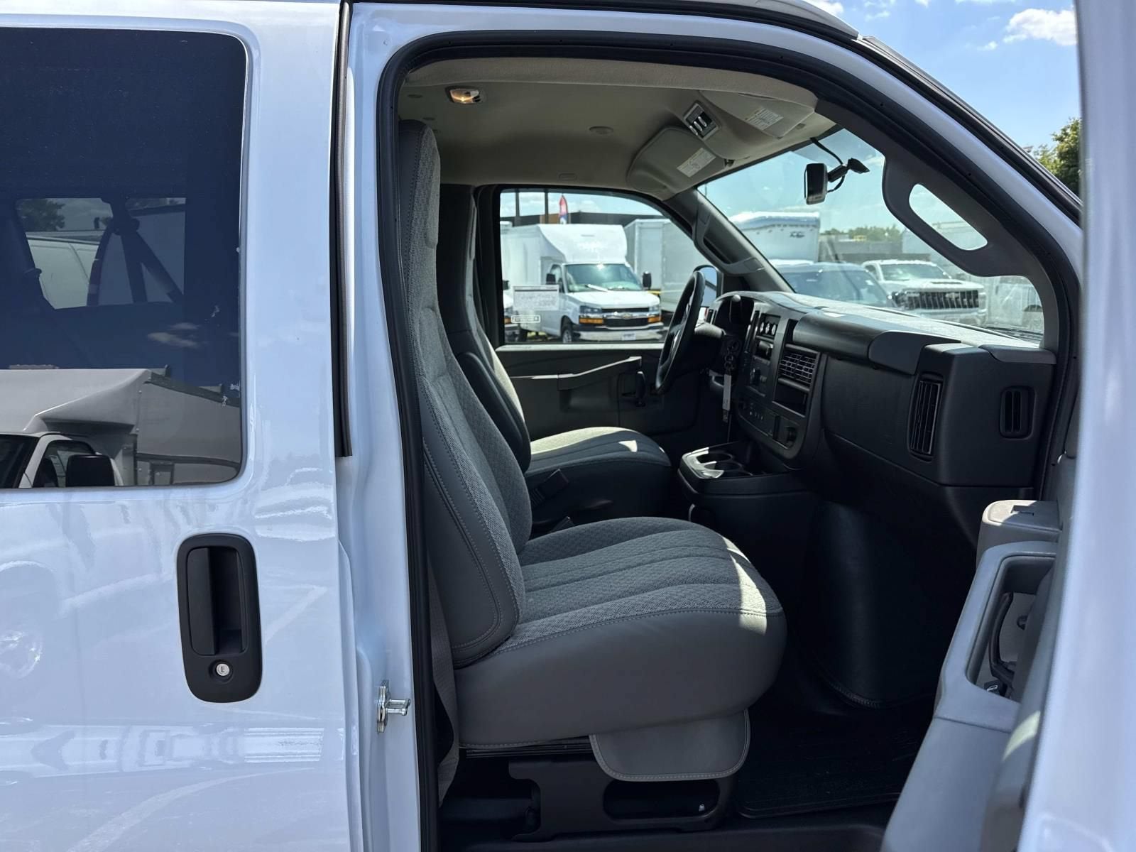 2026 Chevrolet Express Passenger 1LS