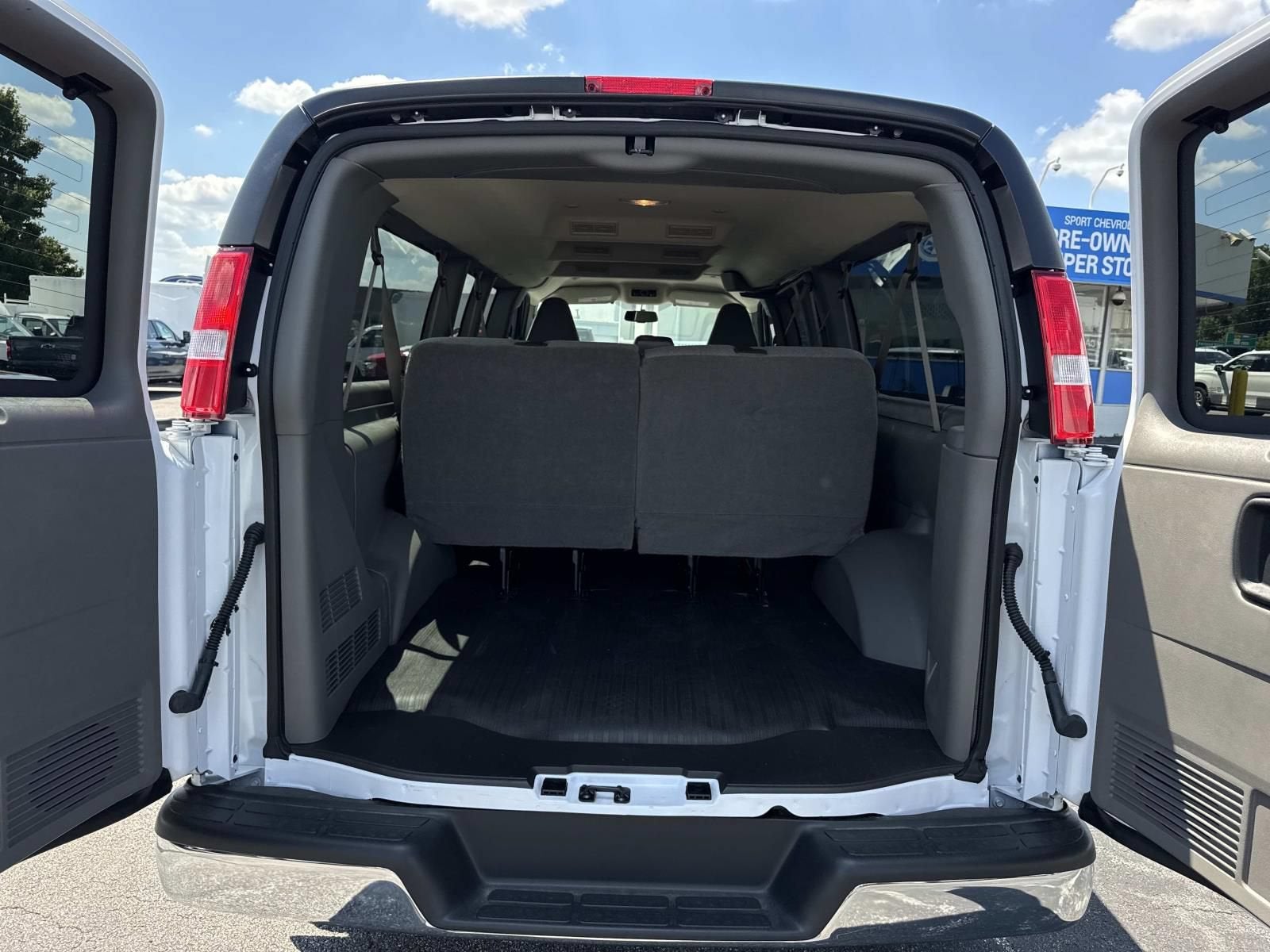2026 Chevrolet Express Passenger 1LS