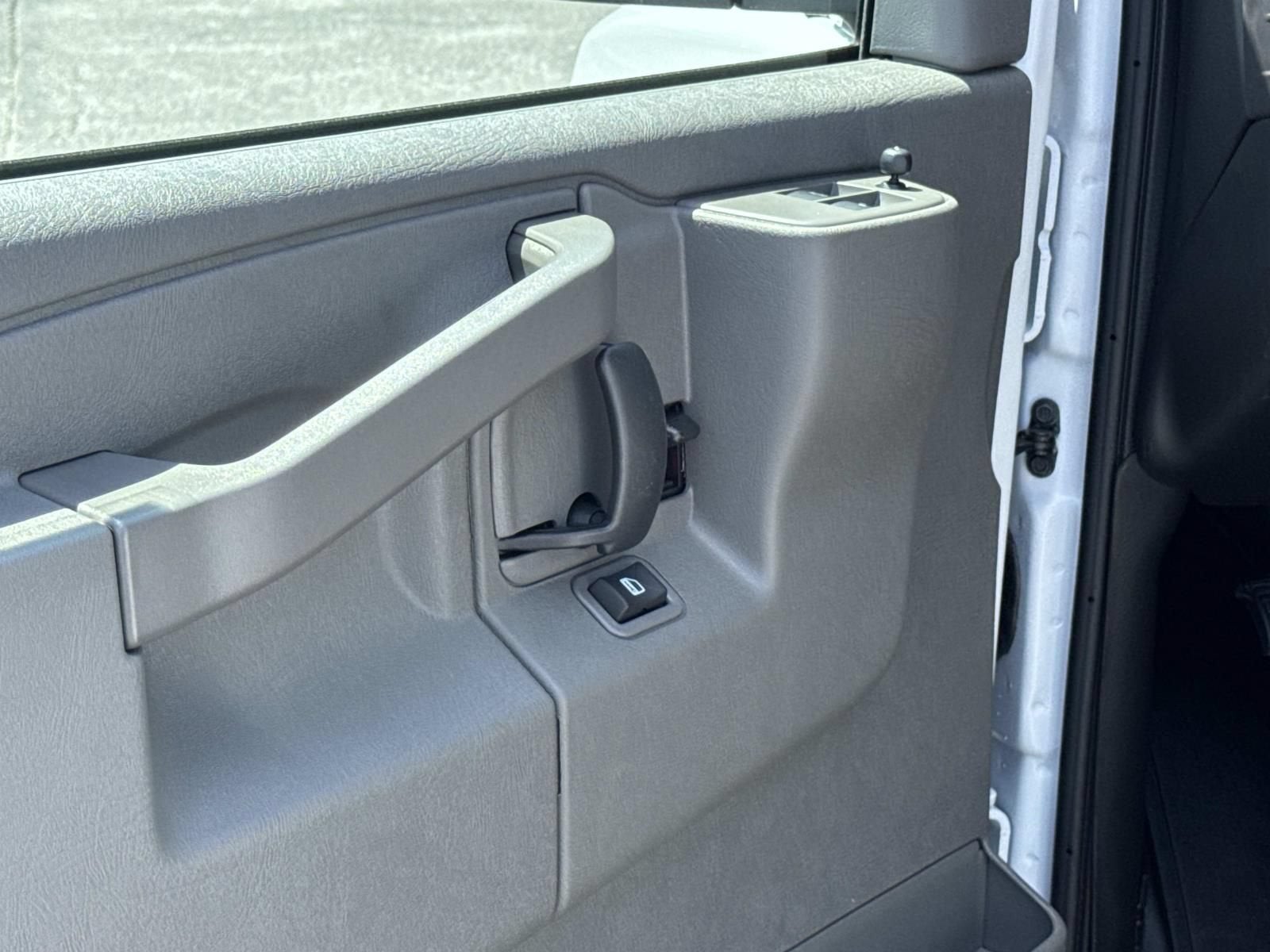 2026 Chevrolet Express Passenger 1LS