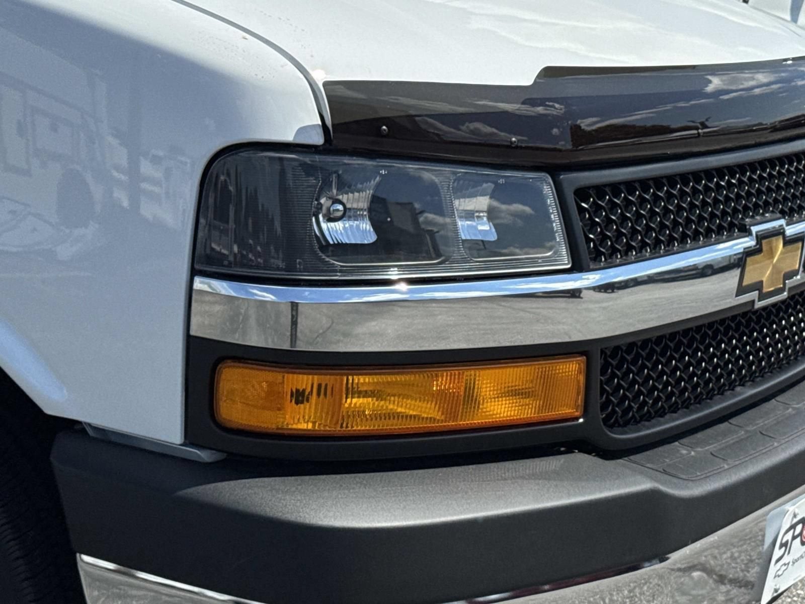 2026 Chevrolet Express Passenger 1LS