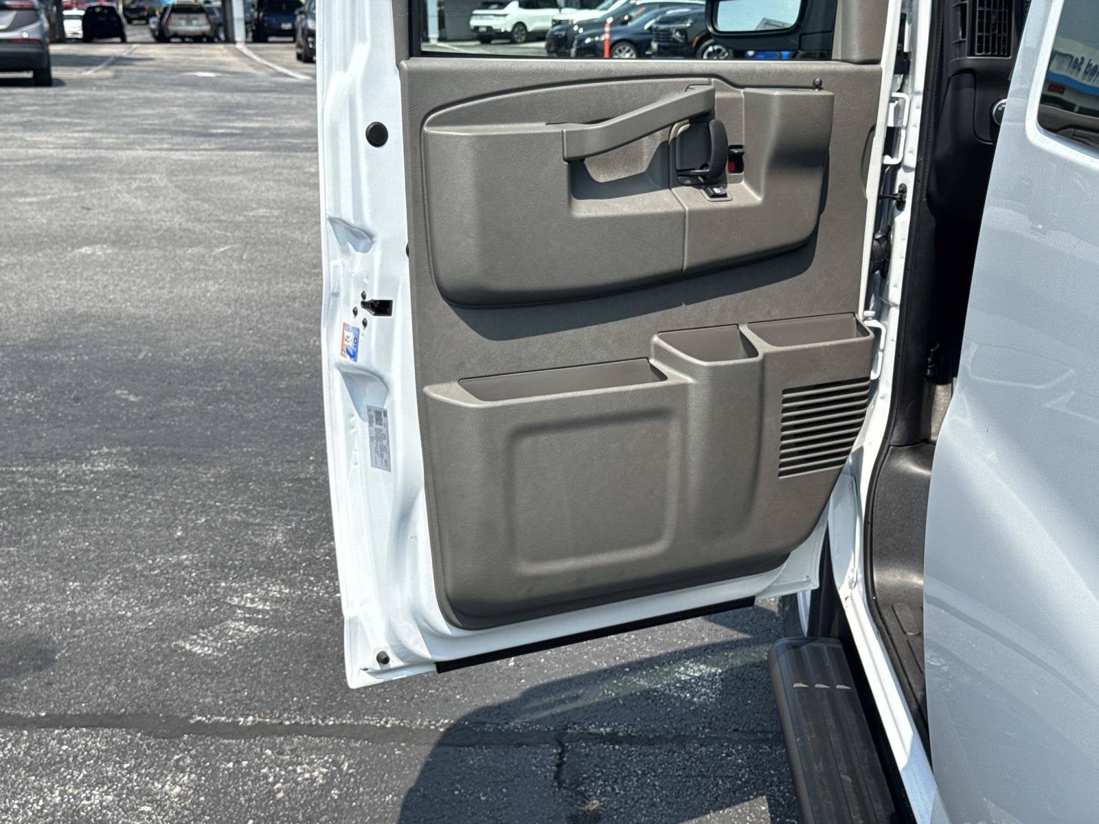 2026 Chevrolet Express Passenger 1LS