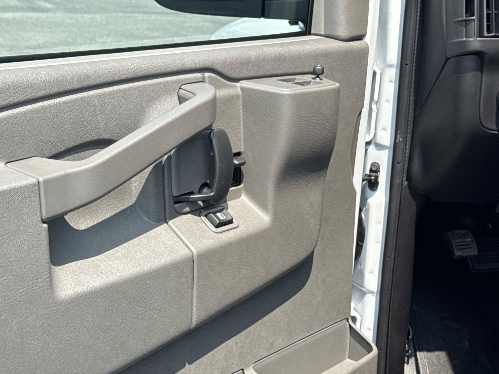 2026 Chevrolet Express Passenger 1LS