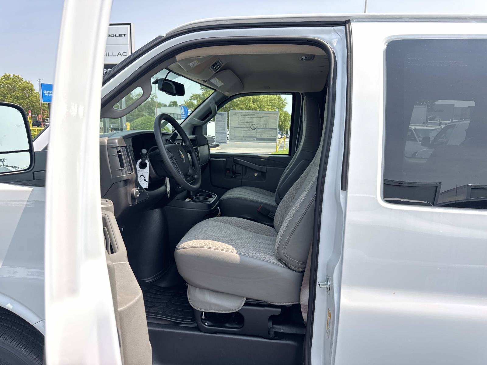 2026 Chevrolet Express Passenger 1LS