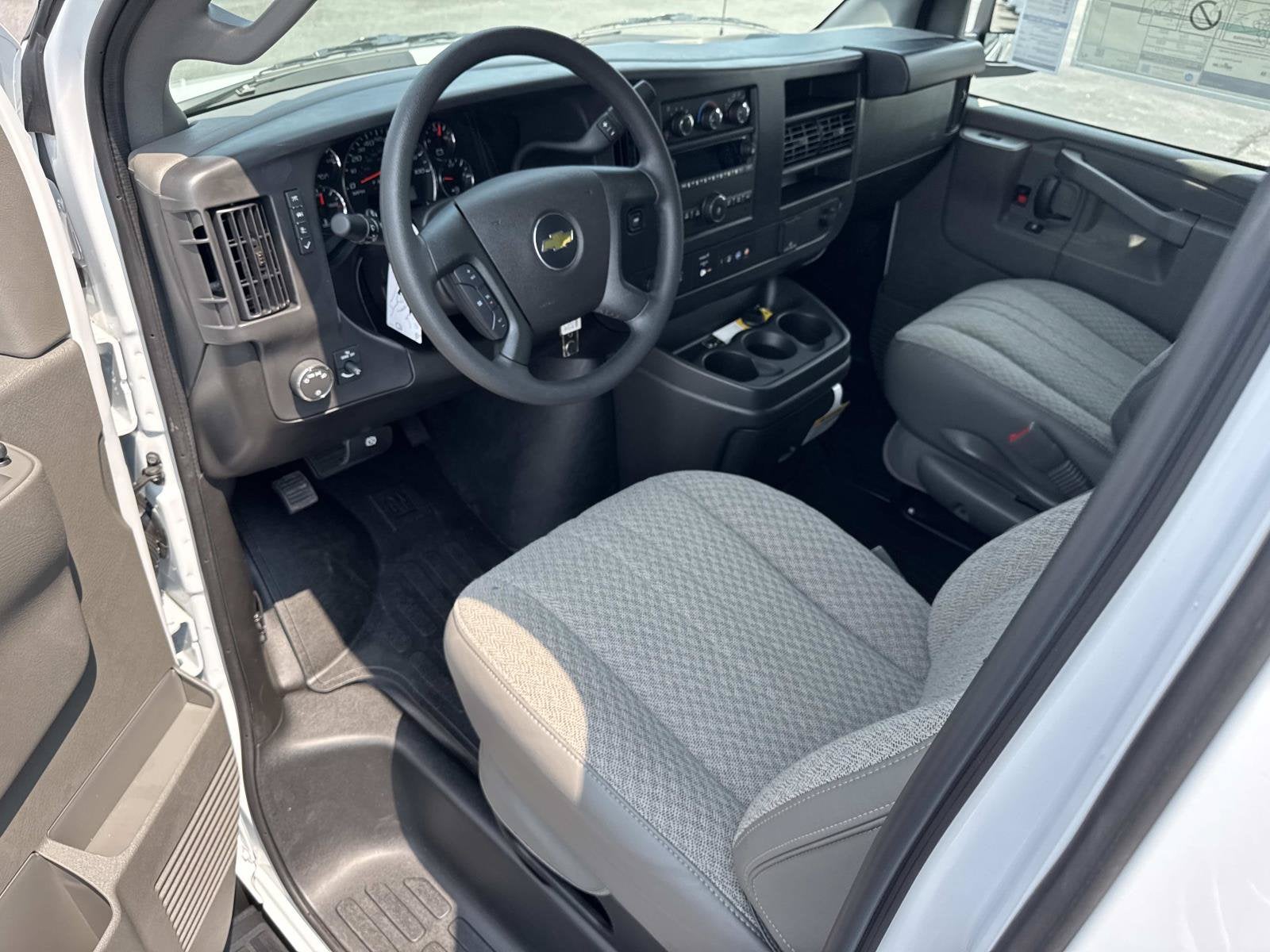 2026 Chevrolet Express Passenger 1LS