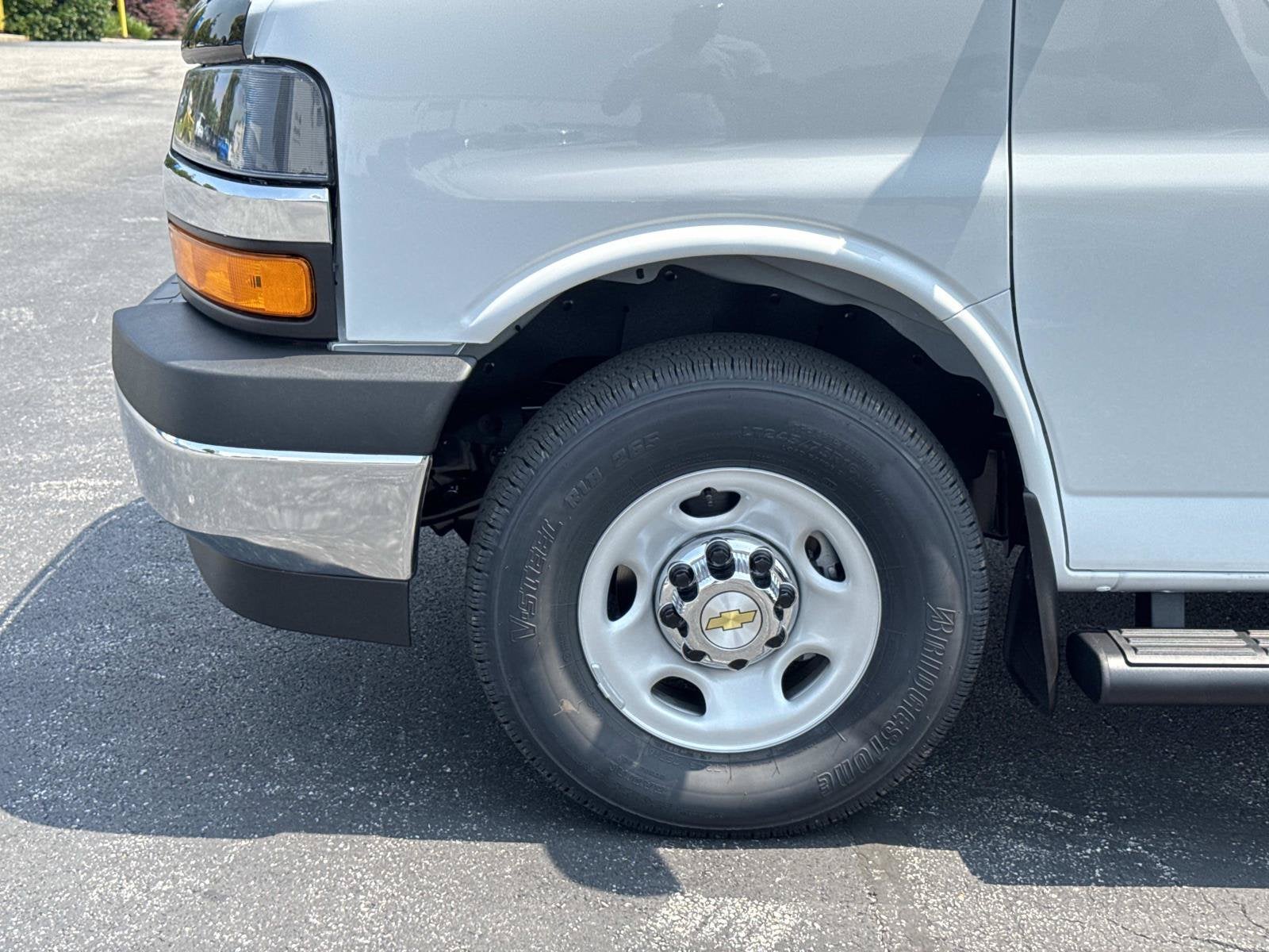 2026 Chevrolet Express Passenger 1LS