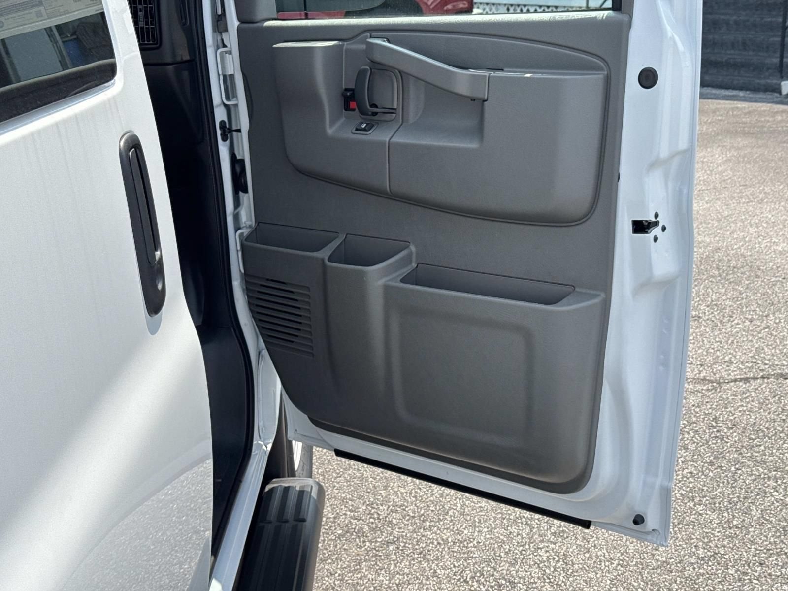 2026 Chevrolet Express Passenger 1LS