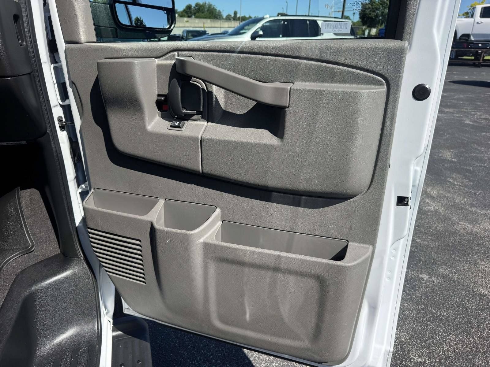 2025 Chevrolet Express Passenger 1LT