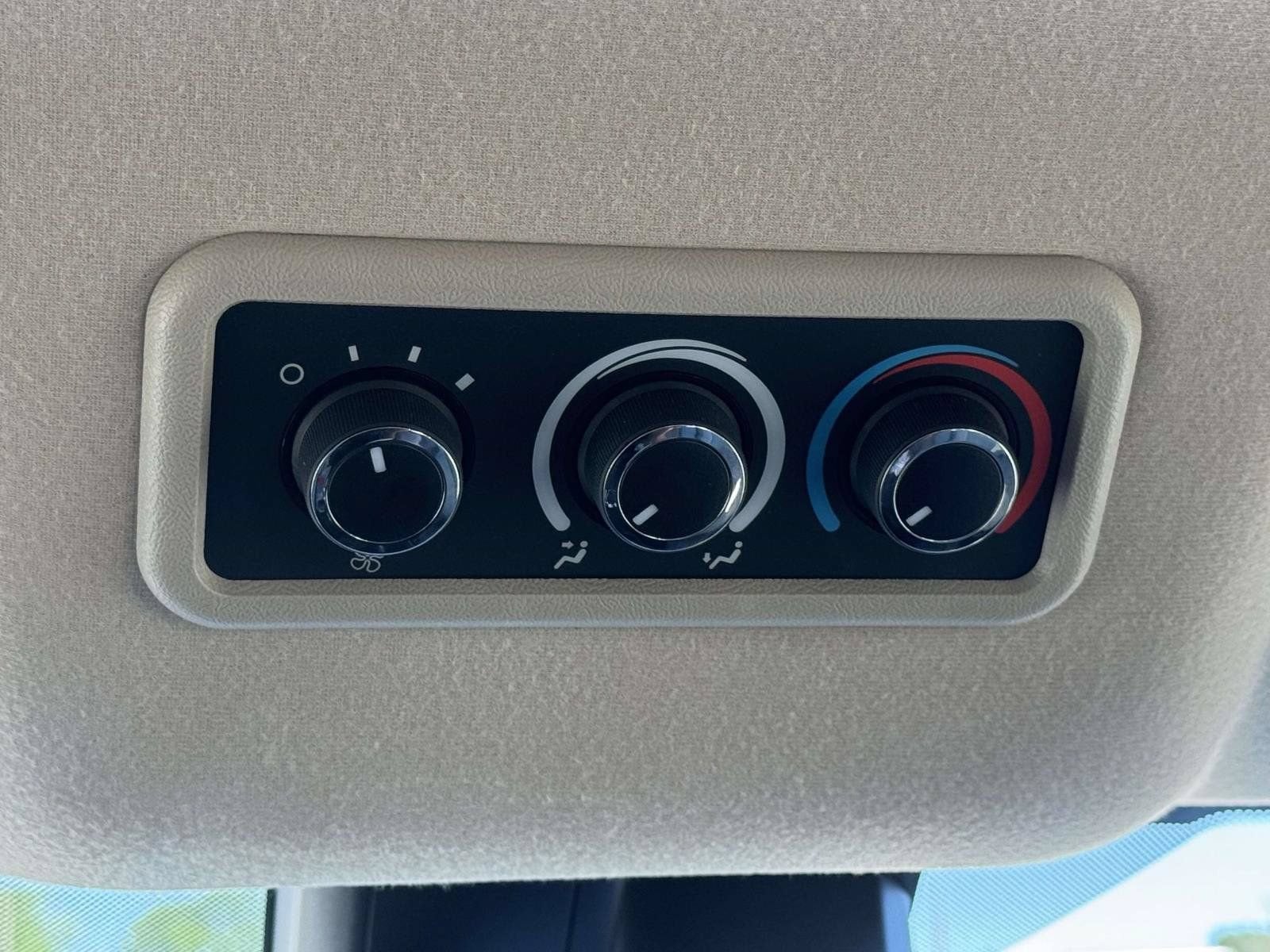2025 Chevrolet Express Passenger 1LT