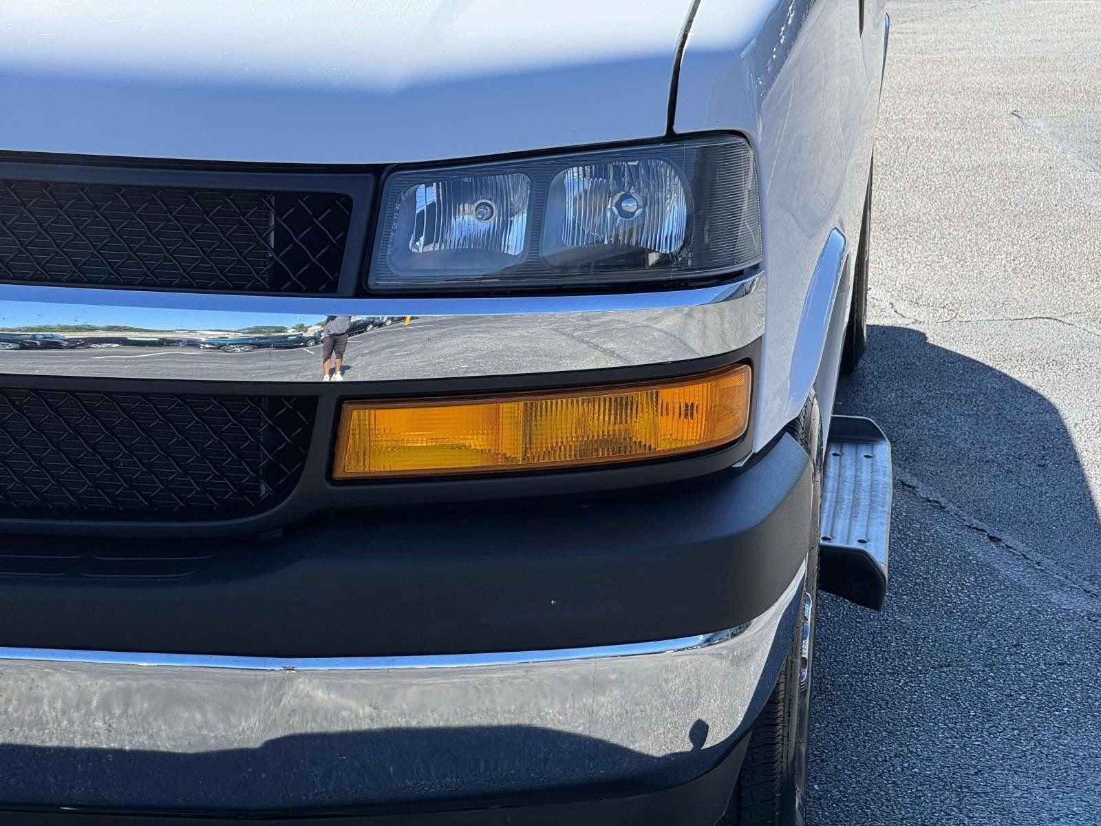 2025 Chevrolet Express Passenger 1LT