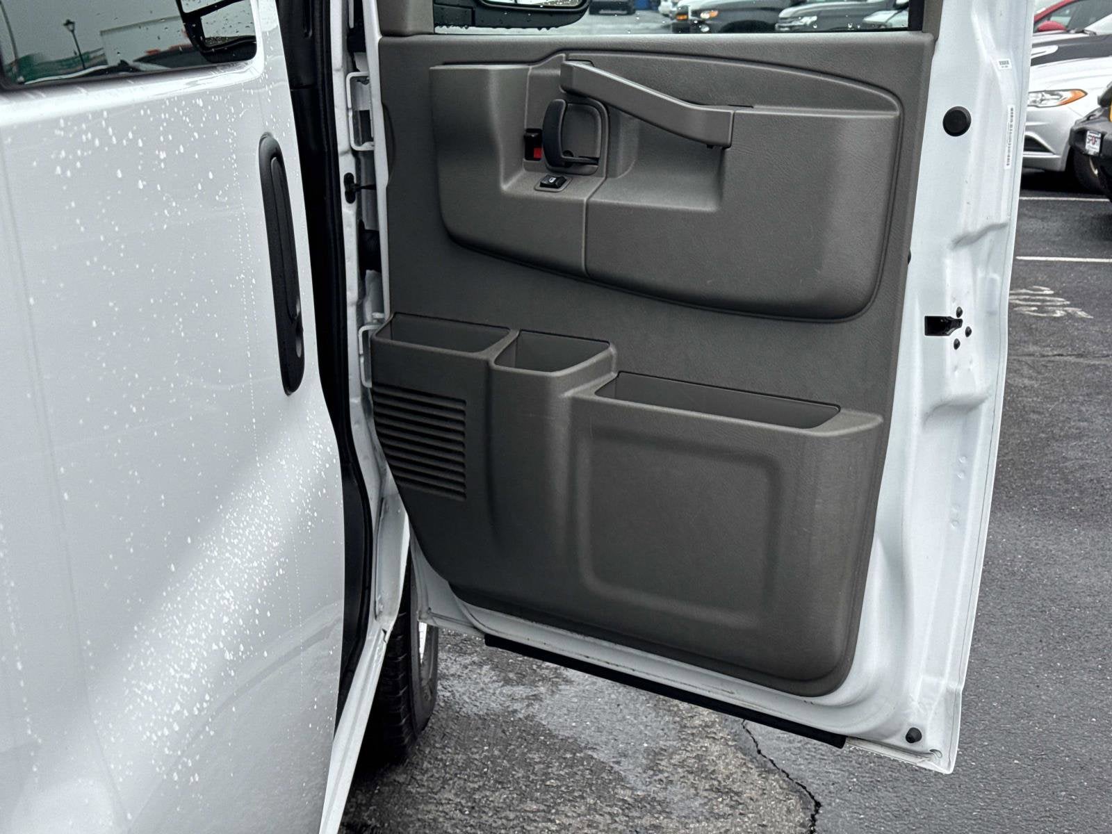 2024 Chevrolet Express Passenger 3500 1LT