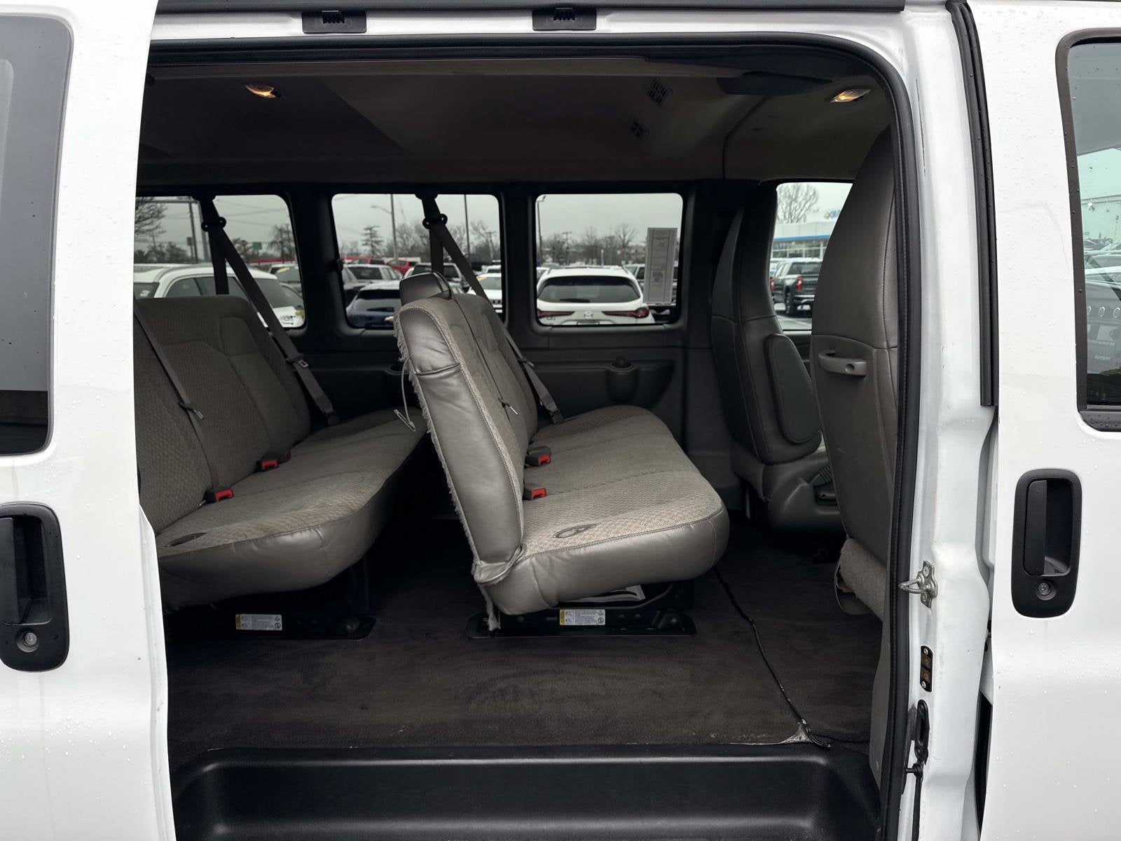 2024 Chevrolet Express Passenger 3500 1LT