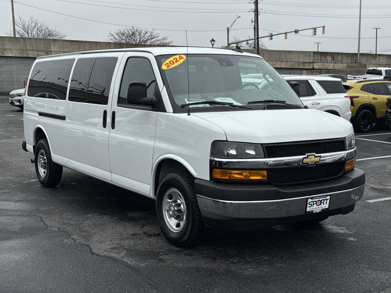 2024 Chevrolet Express Passenger 3500 1LT