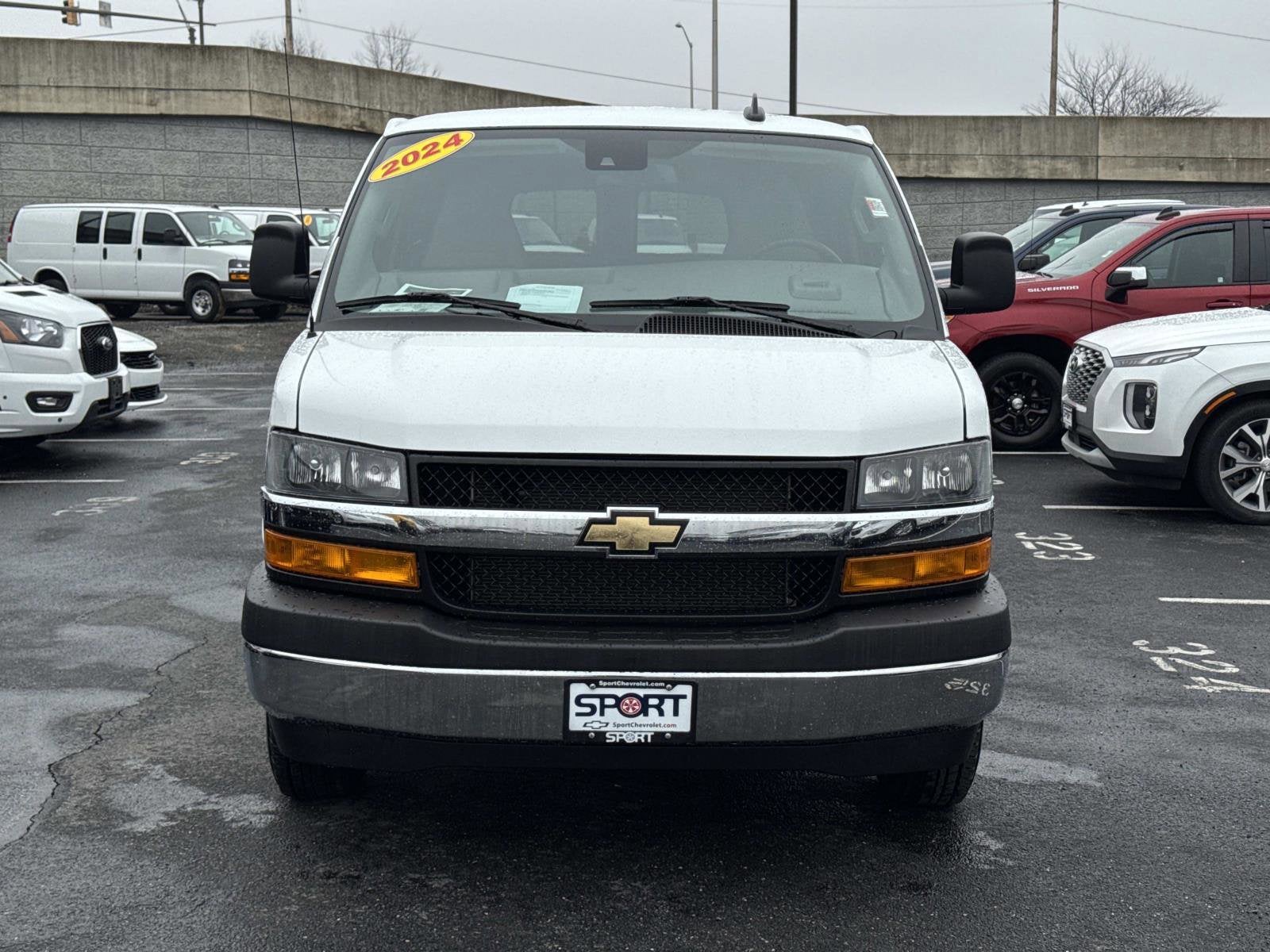 2024 Chevrolet Express Passenger 3500 1LT