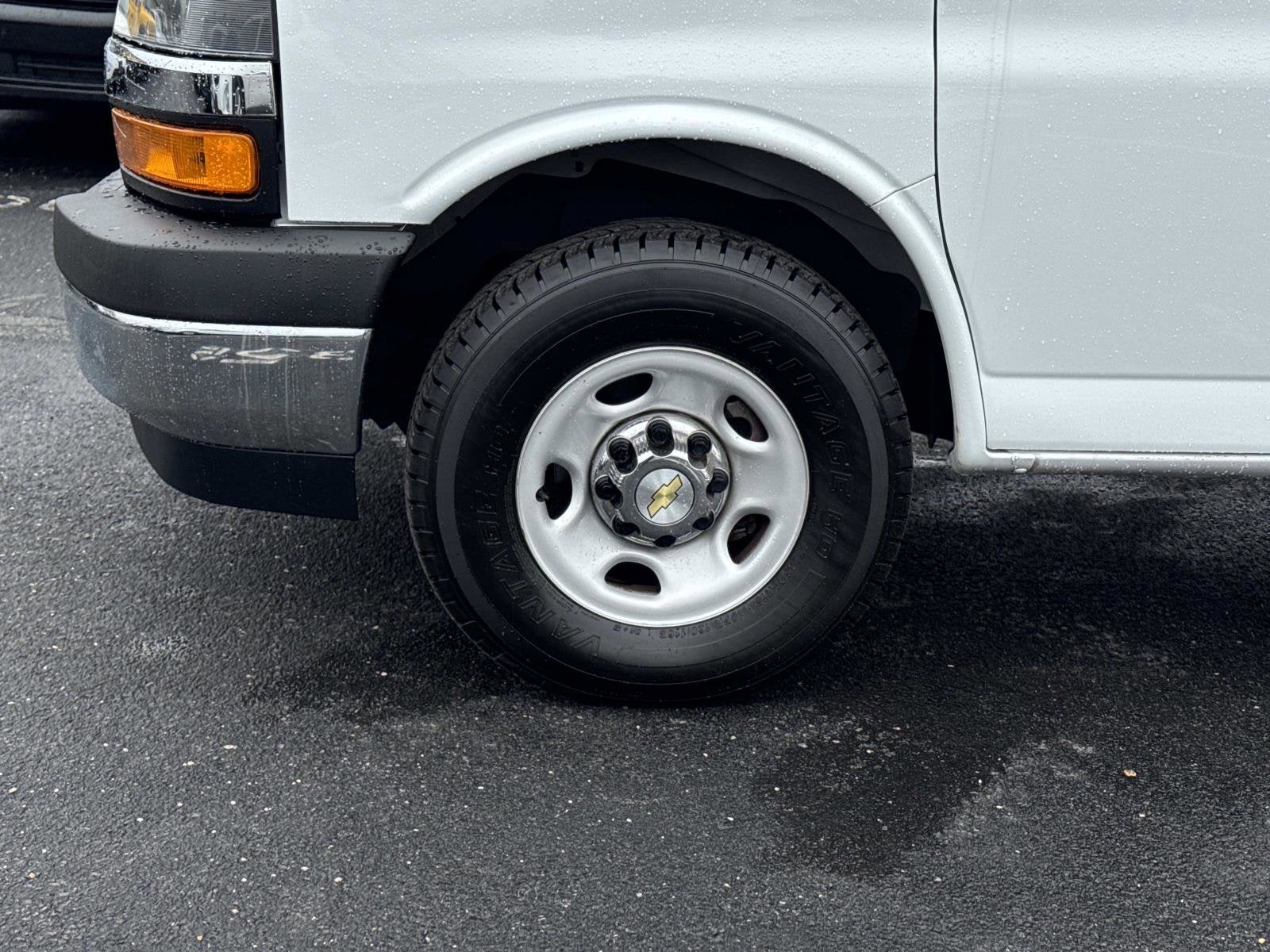 2024 Chevrolet Express Passenger 3500 1LT