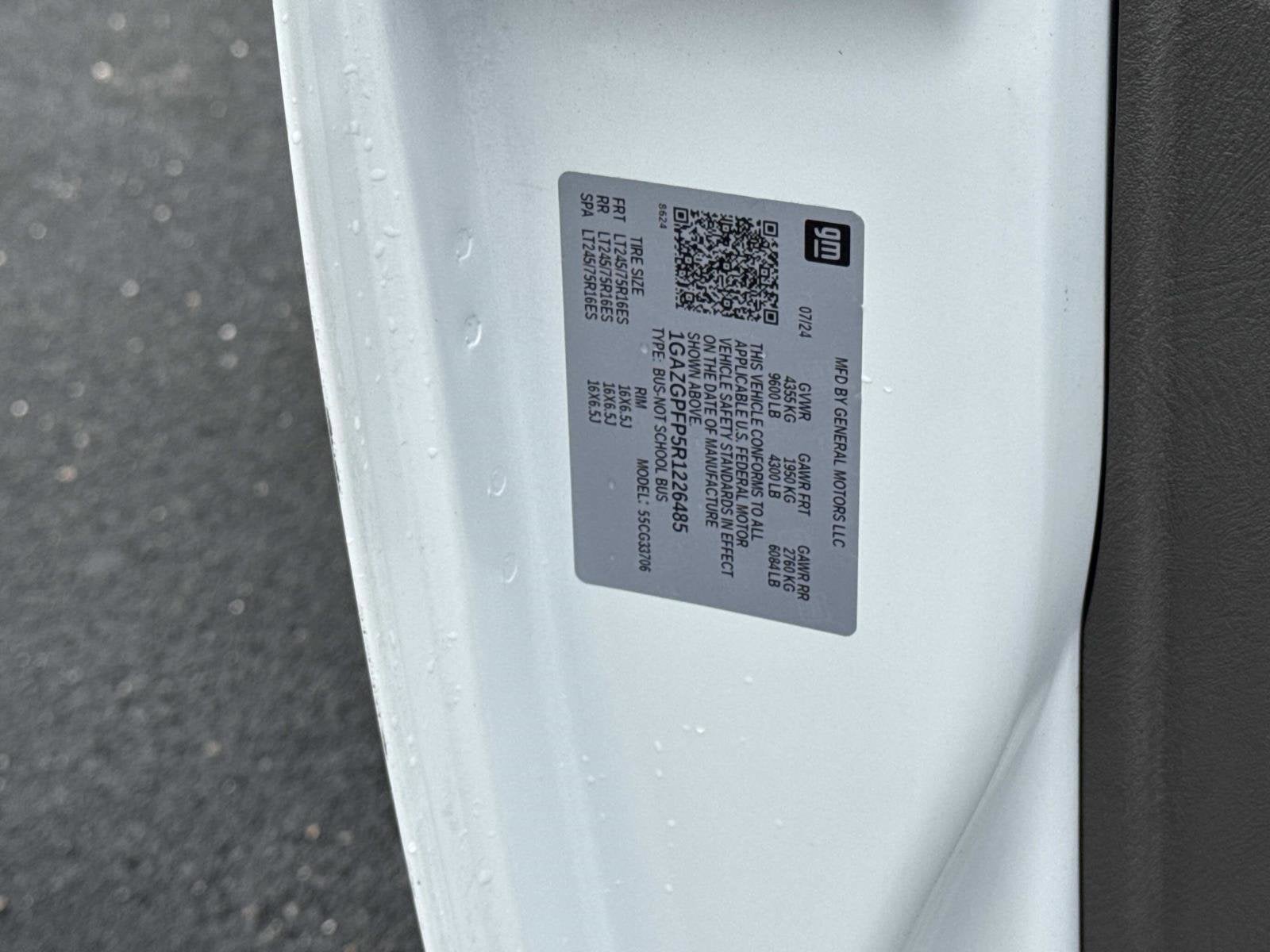 2024 Chevrolet Express Passenger 3500 1LT