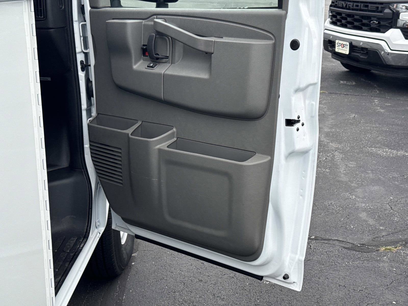 2025 Chevrolet Express Cutaway 3500 1WT