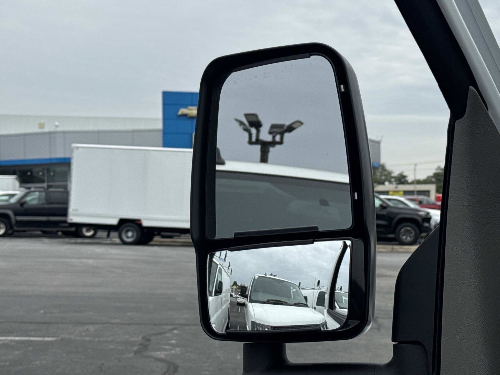 2025 Chevrolet Express Cutaway 3500 1WT