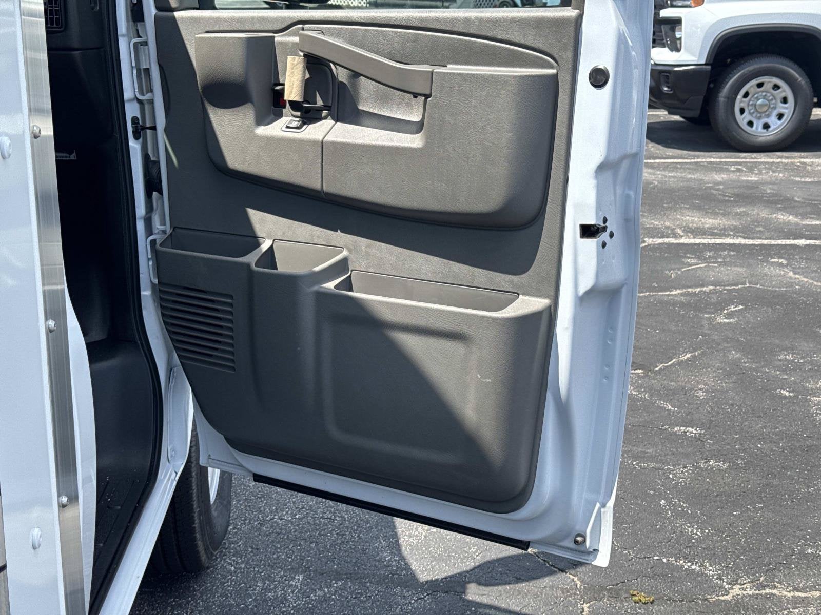 2026 Chevrolet Express Cutaway 3500 1WT