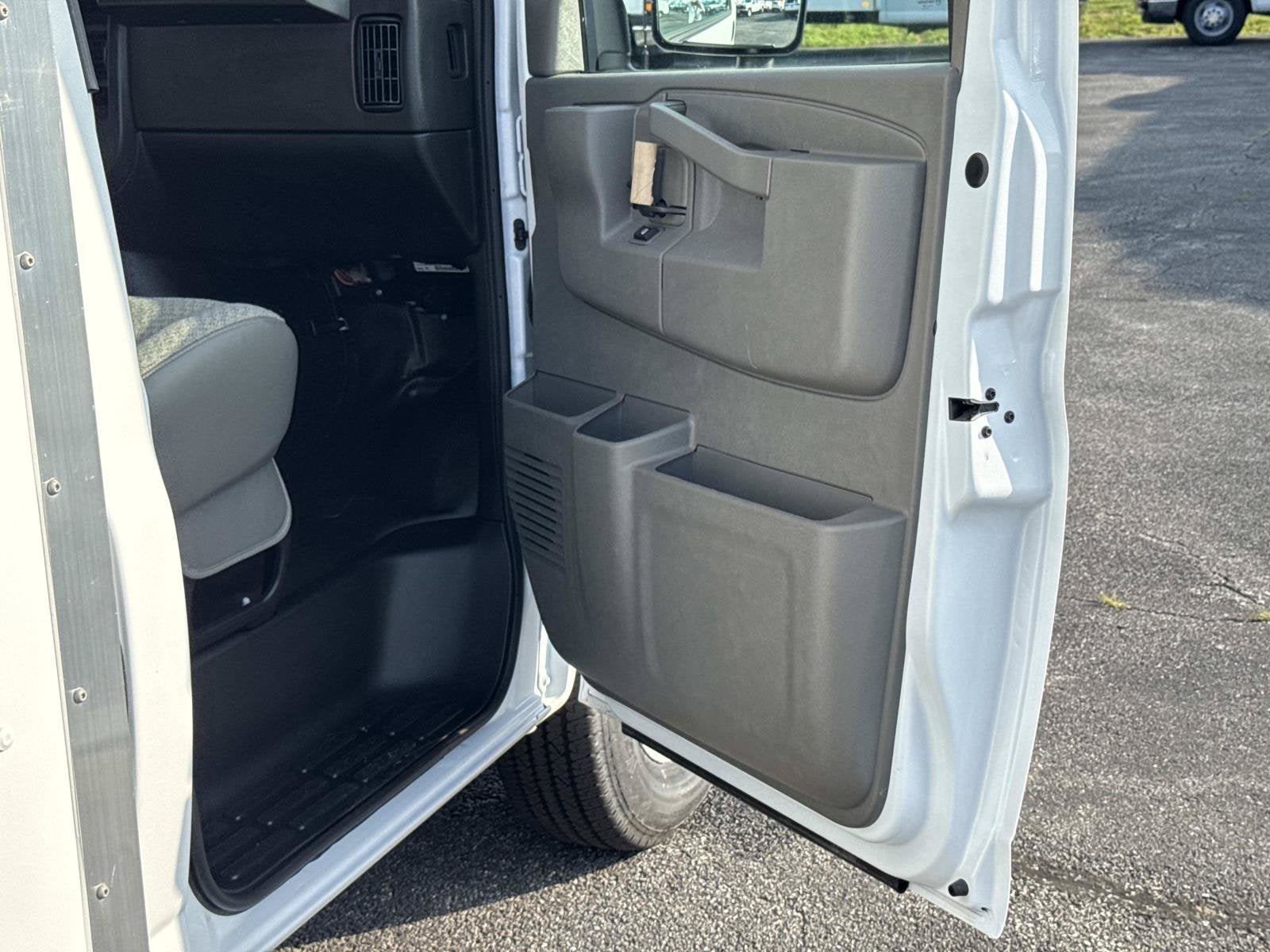 2026 Chevrolet Express Cutaway 3500 1WT