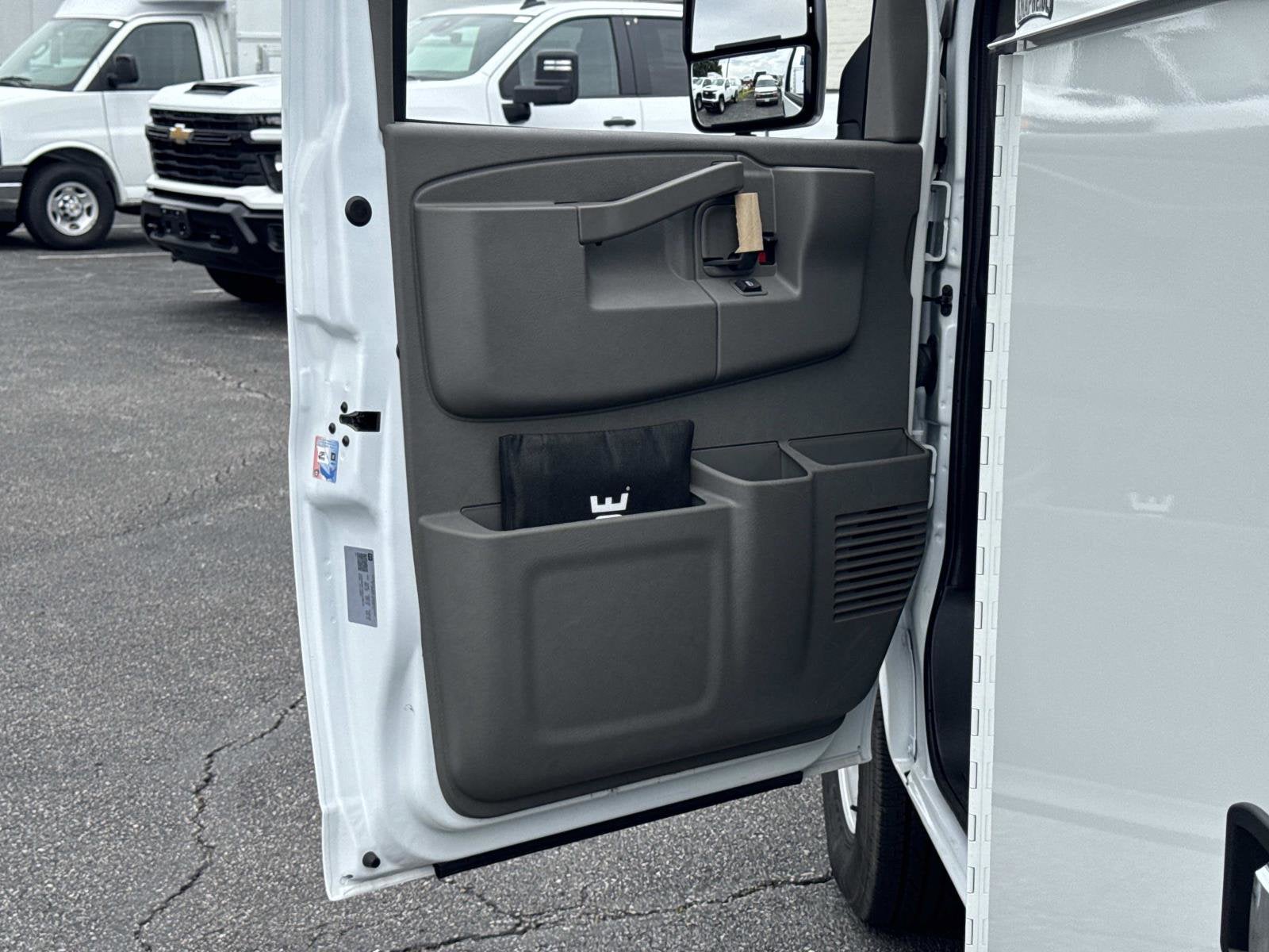 2025 Chevrolet Express Cutaway 3500 1WT