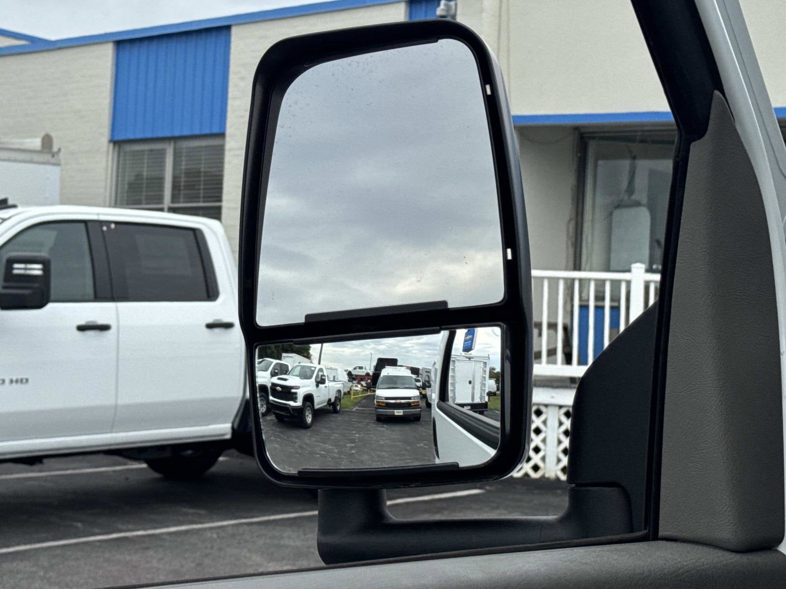 2025 Chevrolet Express Cutaway 3500 1WT