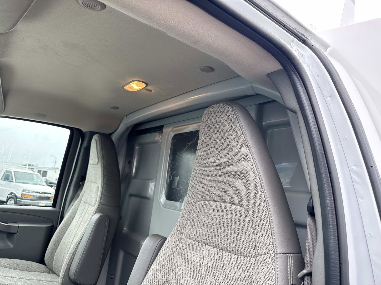 2025 Chevrolet Express Cutaway 3500 1WT