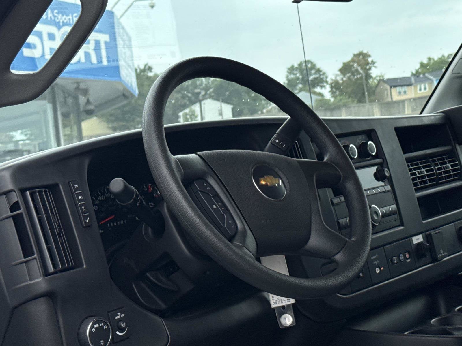 2025 Chevrolet Express Cutaway 3500 1WT