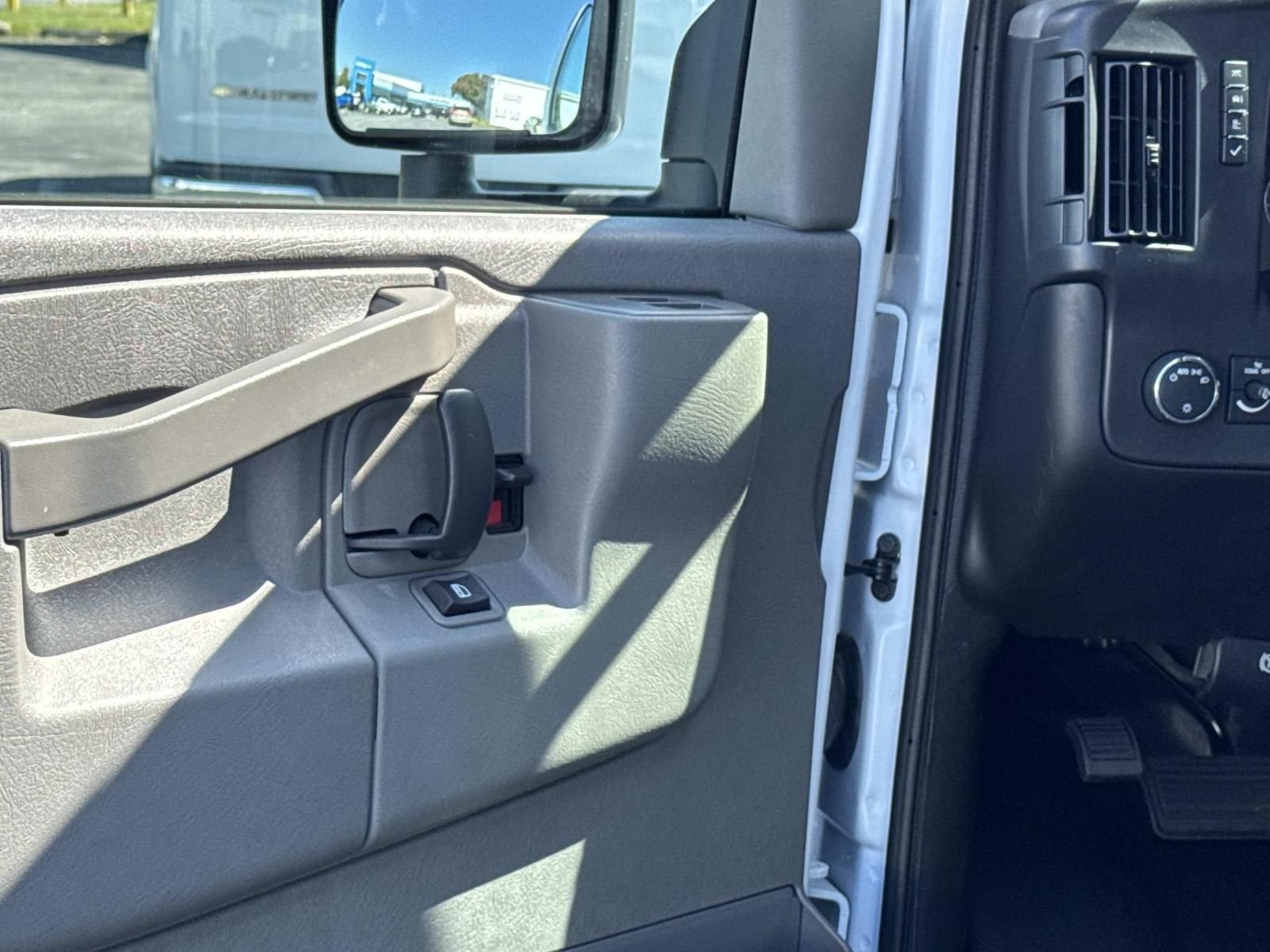2026 Chevrolet Express Cutaway 3500 1WT