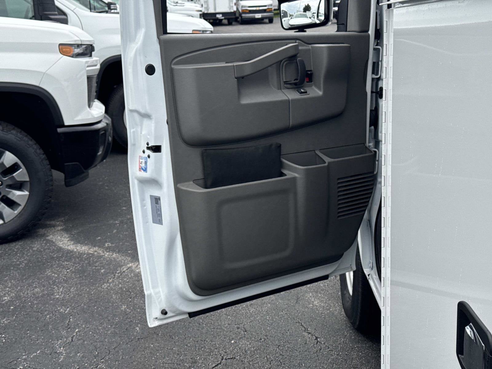 2025 Chevrolet Express Cutaway 3500 1WT