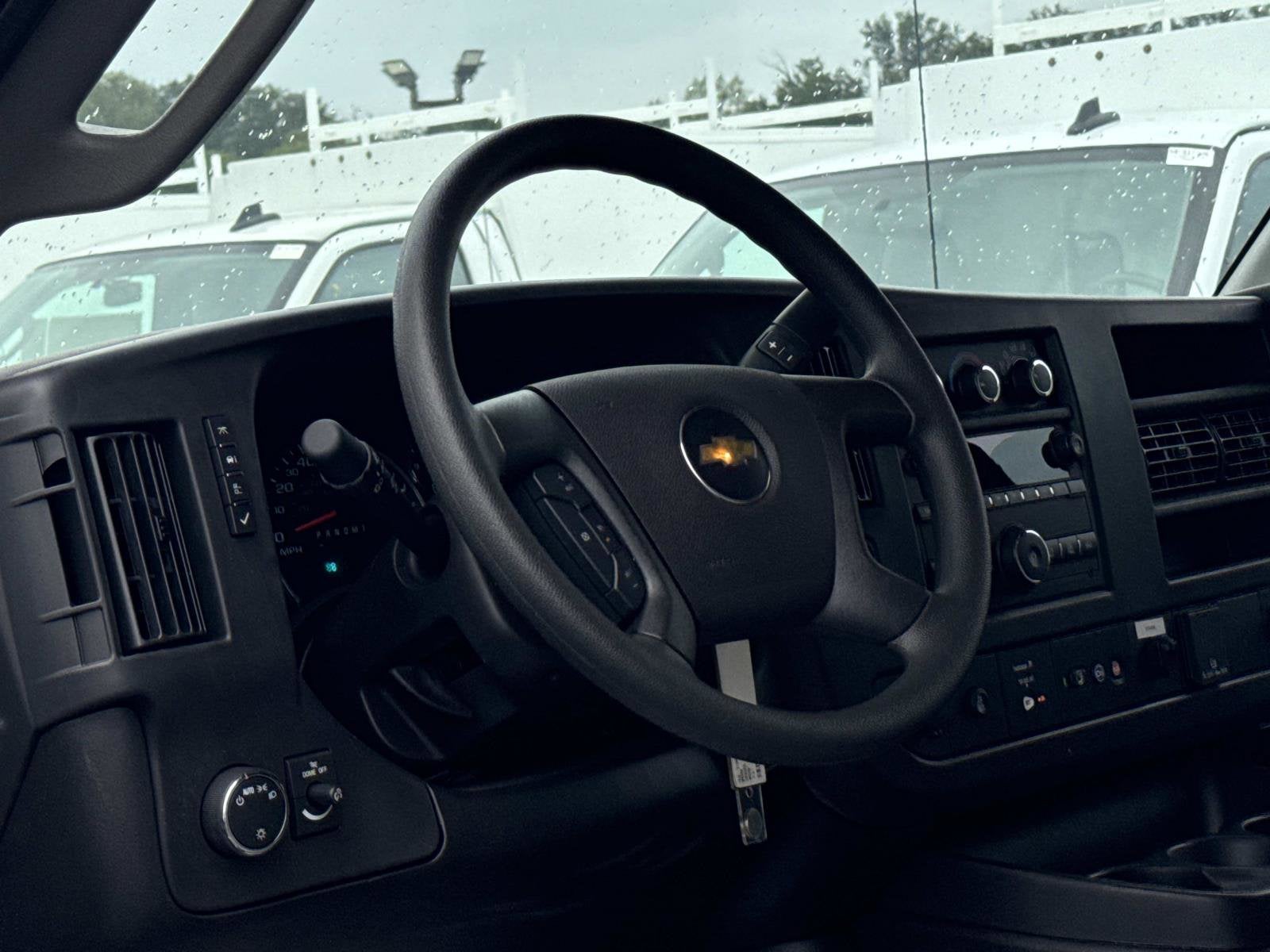 2025 Chevrolet Express Cutaway 3500 1WT