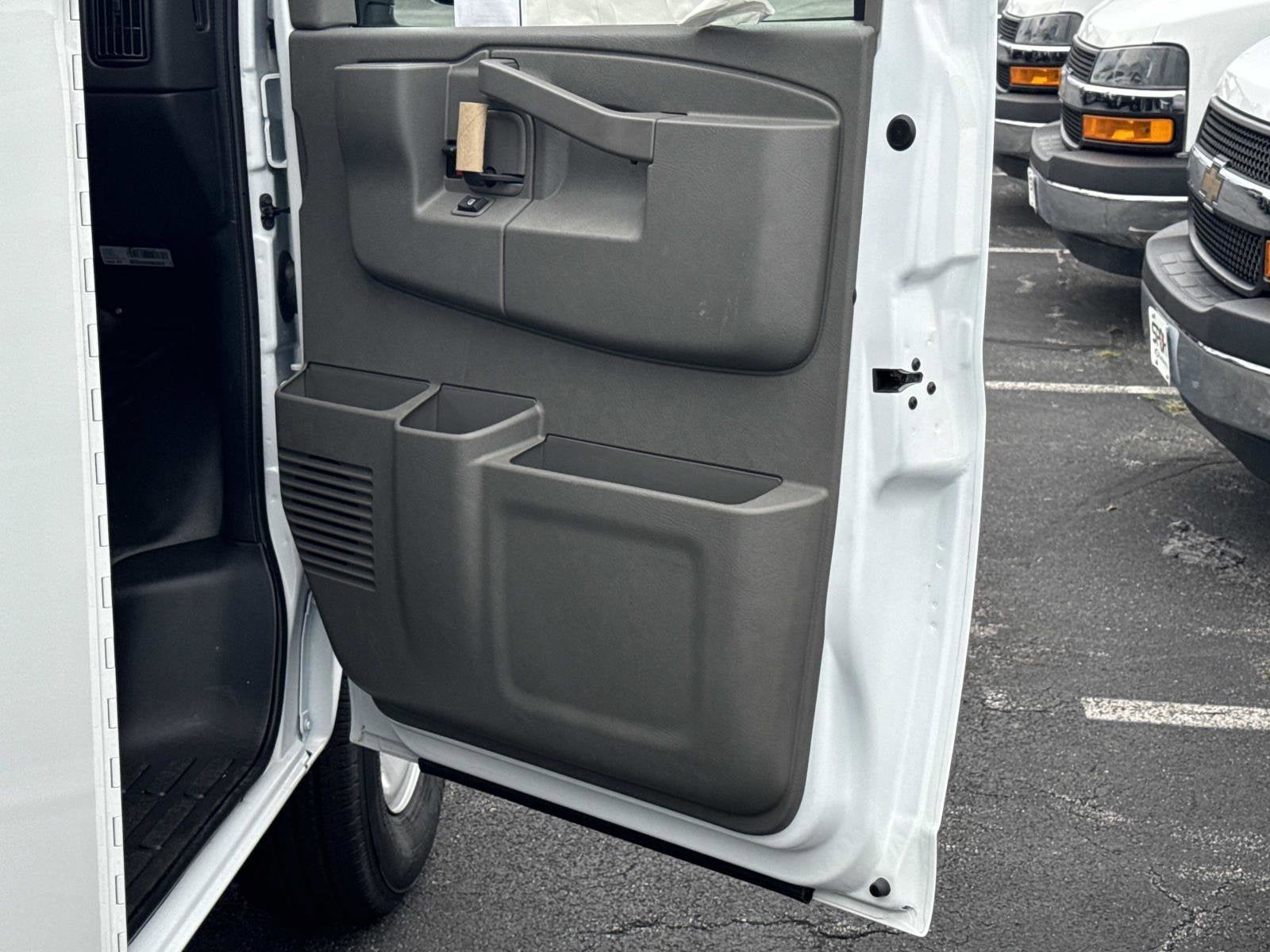 2025 Chevrolet Express Cutaway 3500 1WT