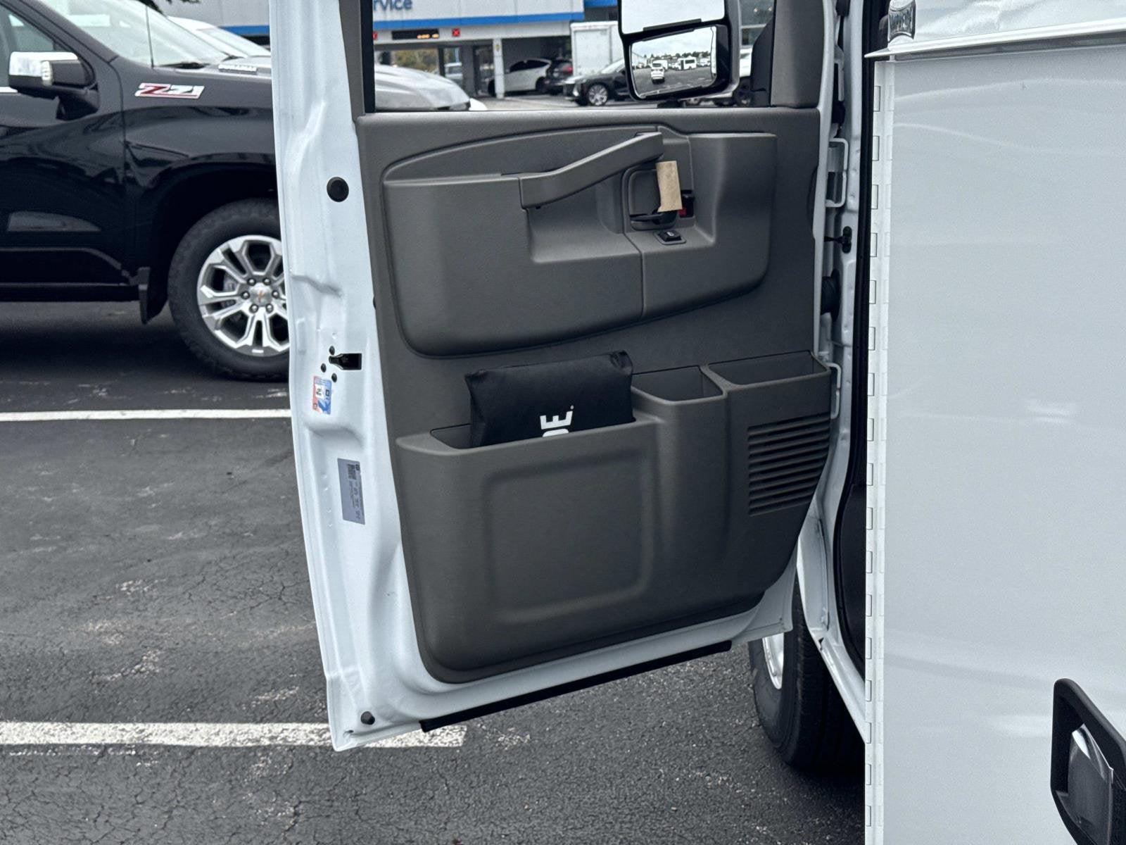 2025 Chevrolet Express Cutaway 3500 1WT