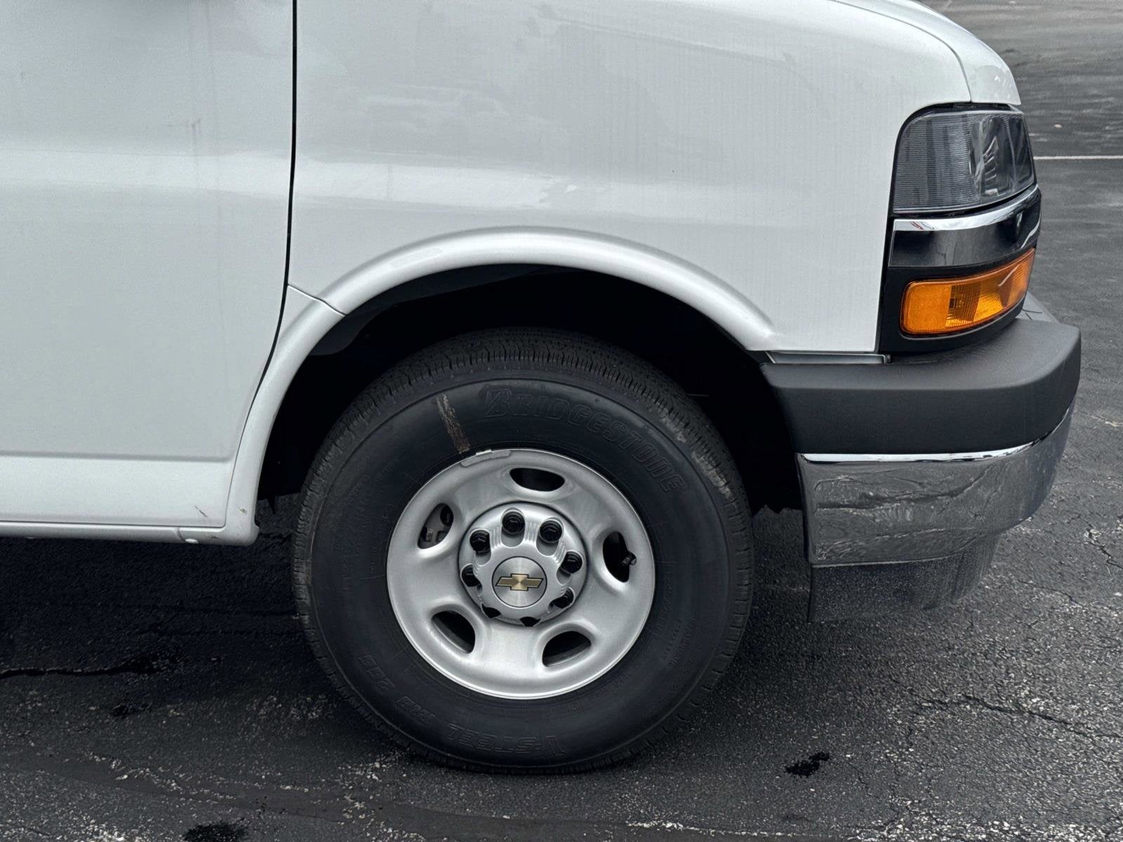 2025 Chevrolet Express Cutaway 3500 1WT