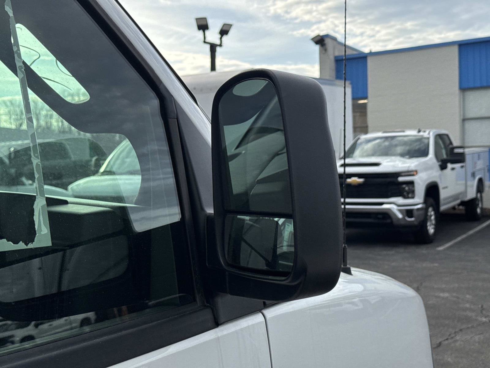 2025 Chevrolet Express Cutaway 3500 1WT