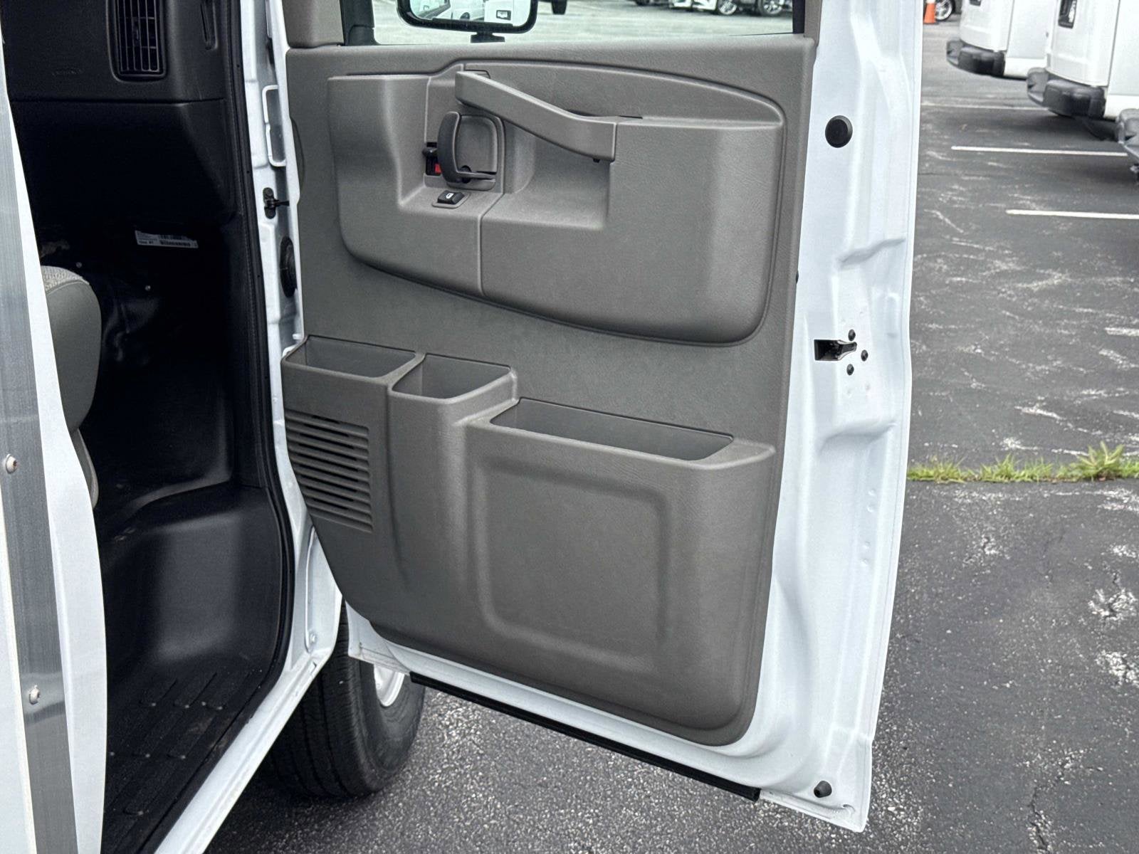 2026 Chevrolet Express Cutaway 3500 1WT
