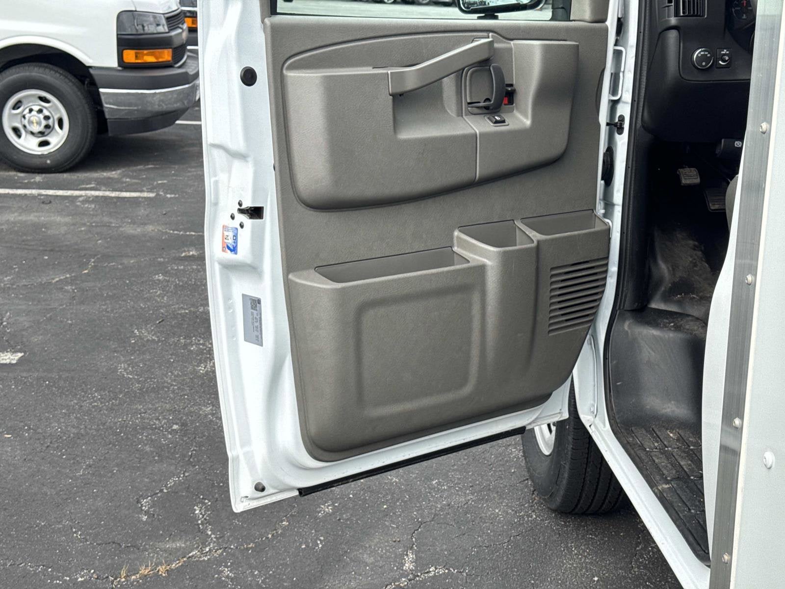 2026 Chevrolet Express Cutaway 3500 1WT