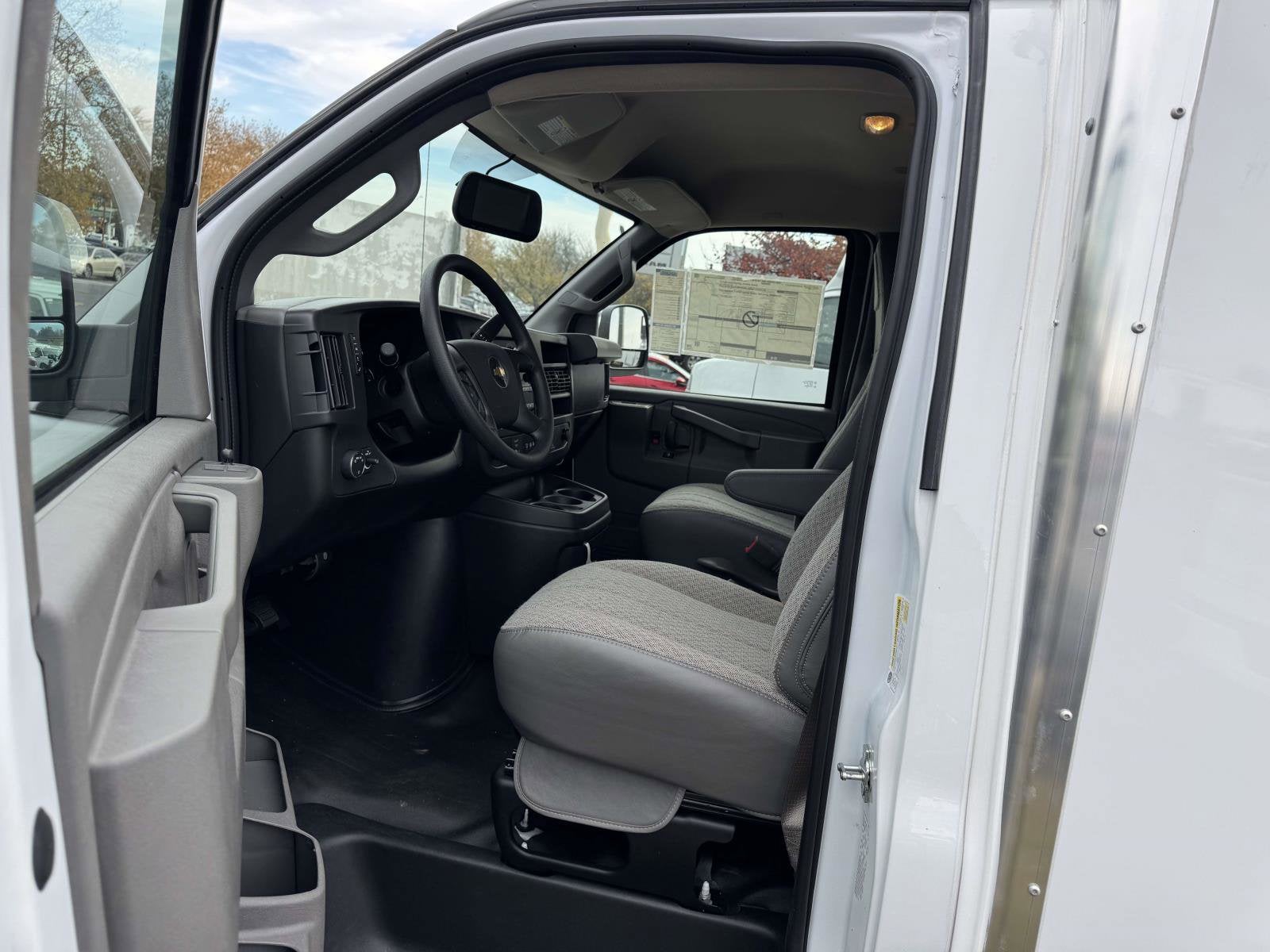 2025 Chevrolet Express Cutaway 3500 1WT