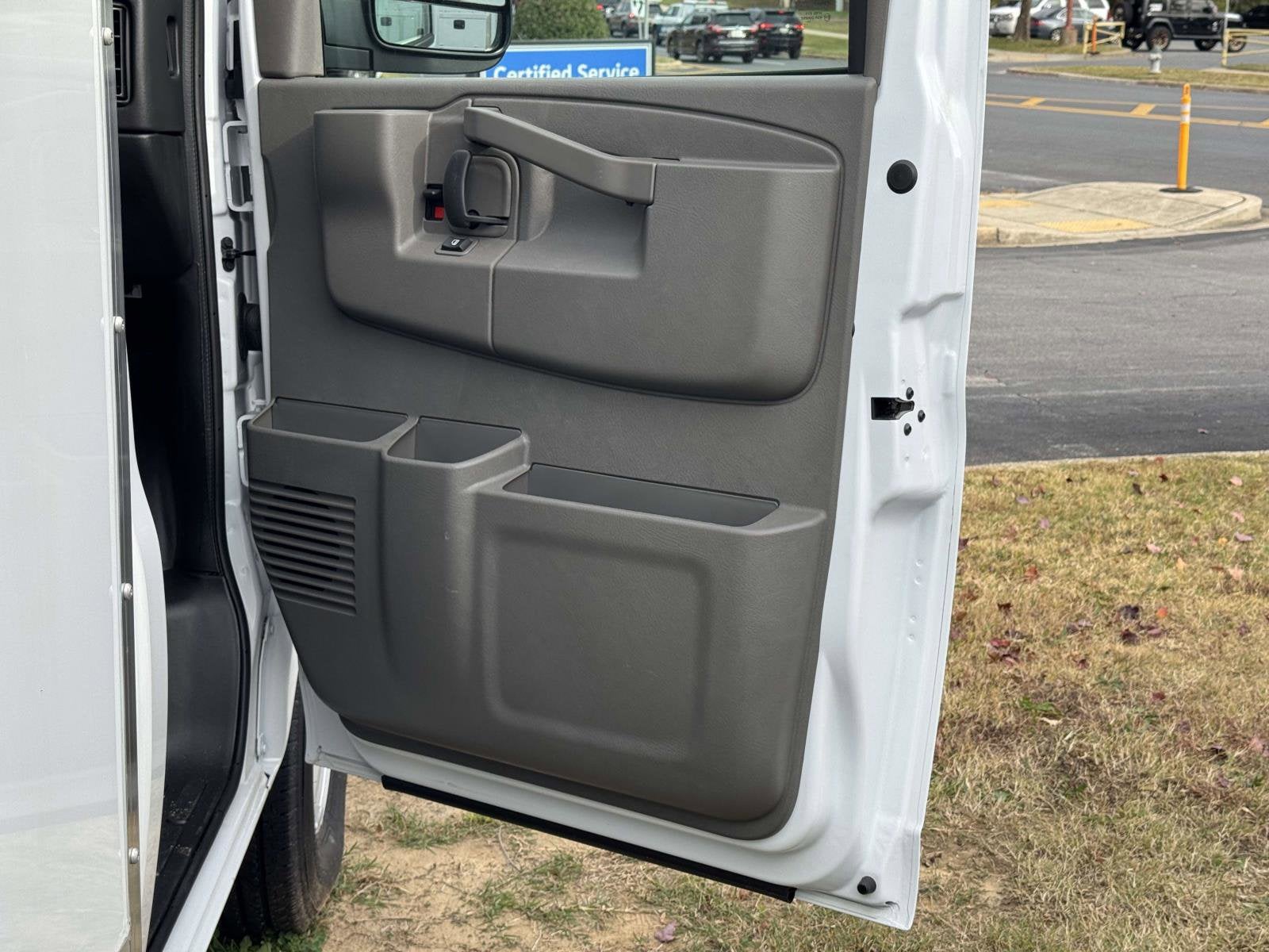 2025 Chevrolet Express Cutaway 3500 1WT