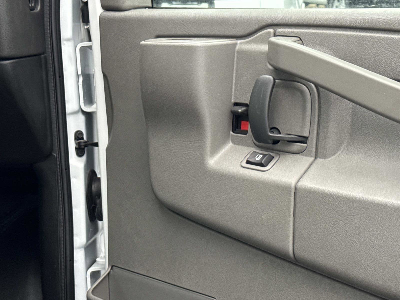 2025 Chevrolet Express Cutaway 3500 1WT