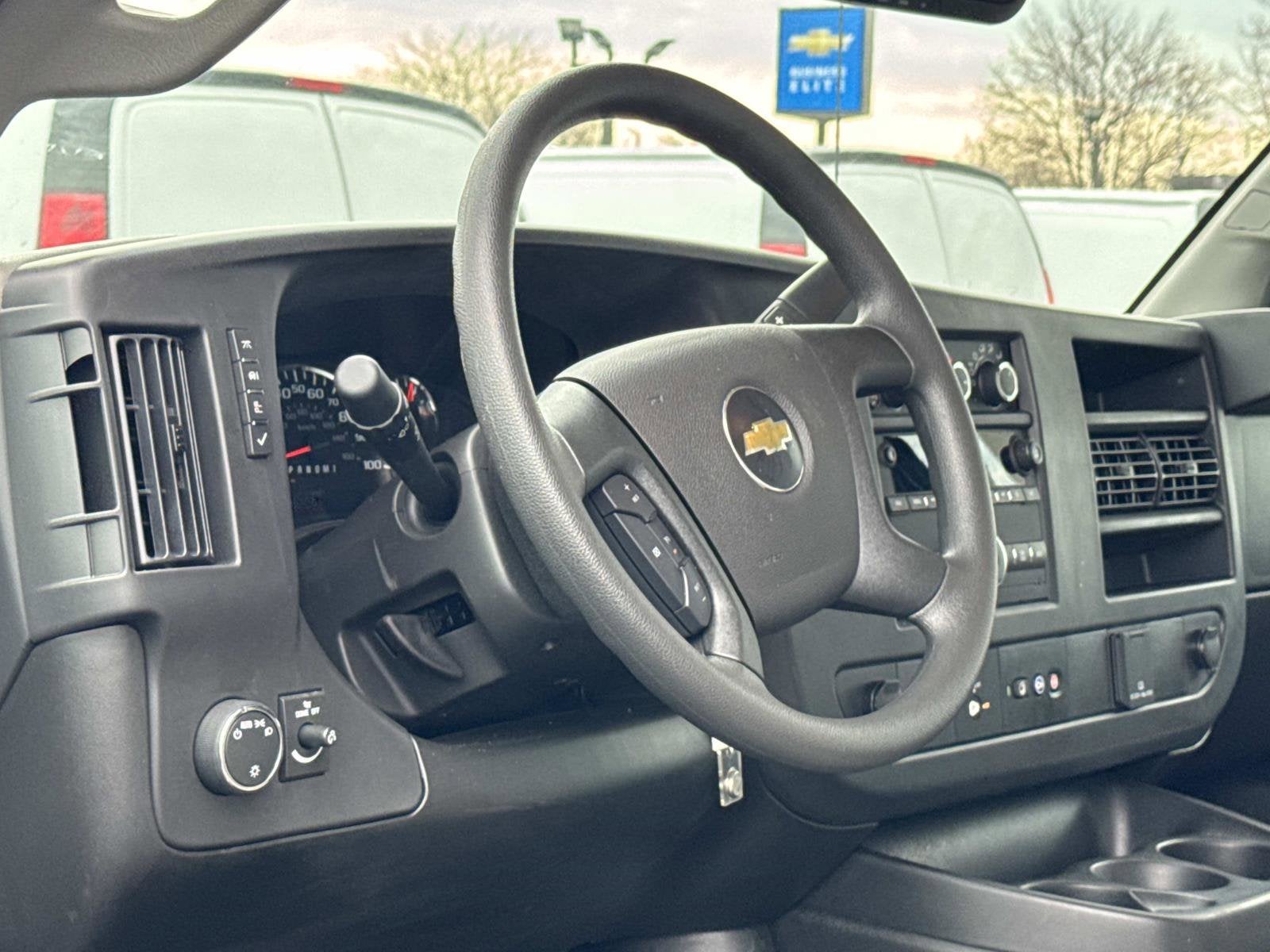 2025 Chevrolet Express Cutaway 3500 1WT