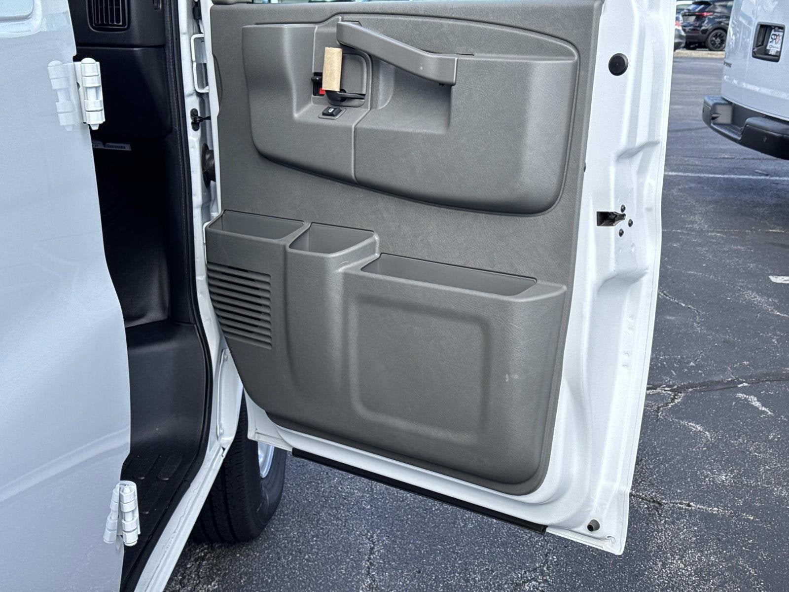 2025 Chevrolet Express Cargo WT