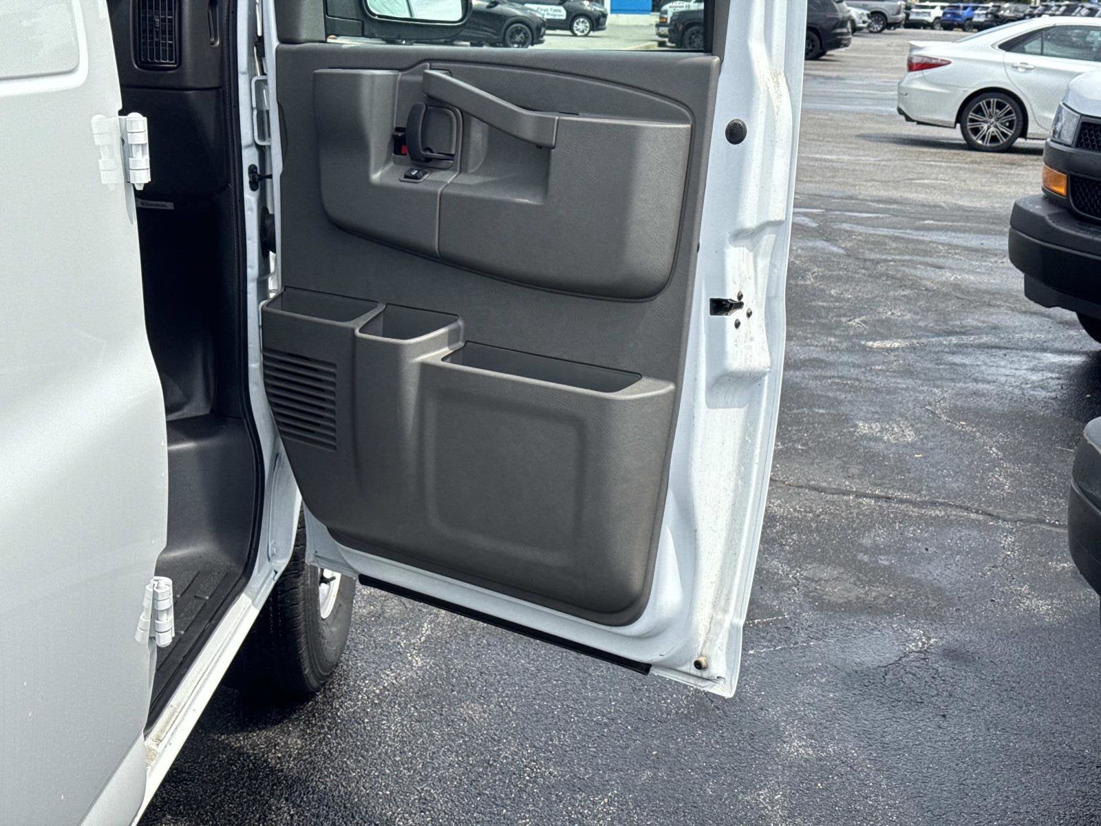 2025 Chevrolet Express Cargo WT