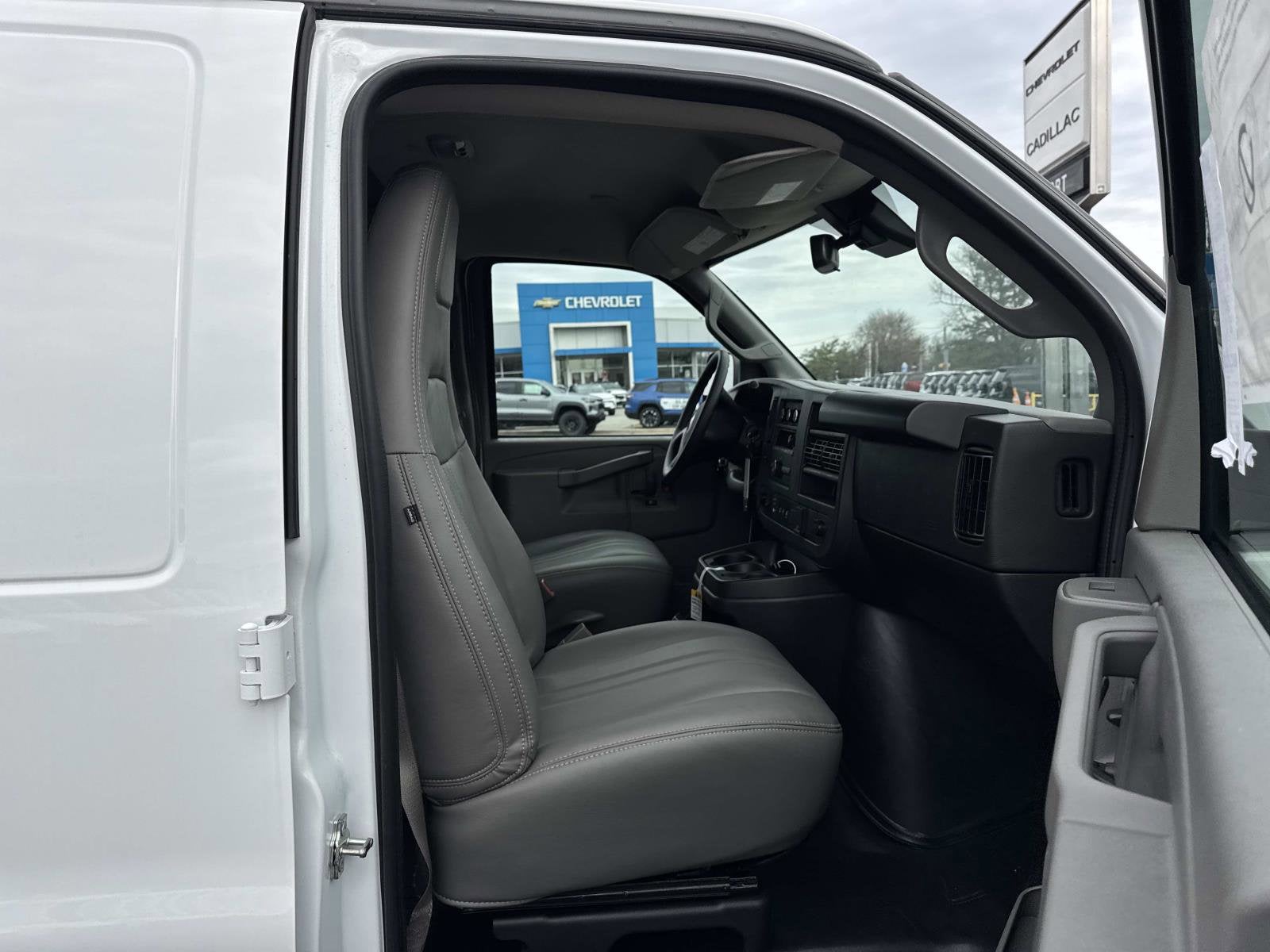 2025 Chevrolet Express Cargo WT