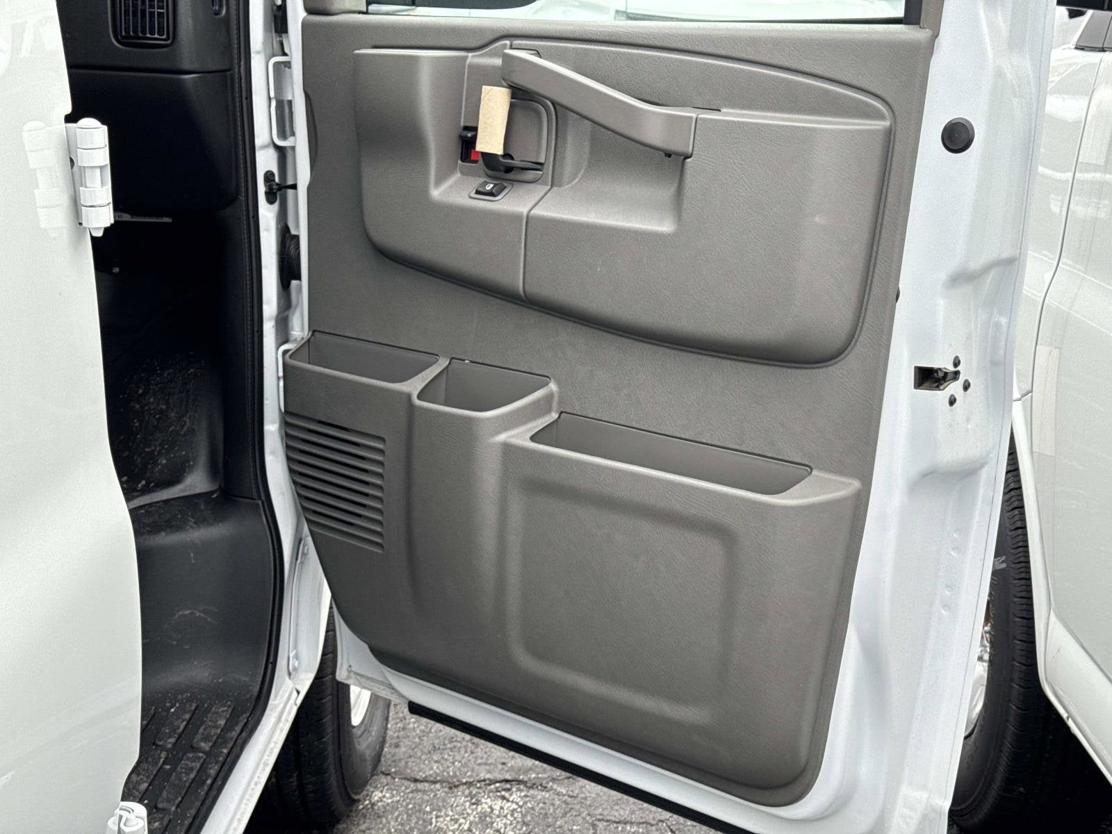 2025 Chevrolet Express Cargo WT