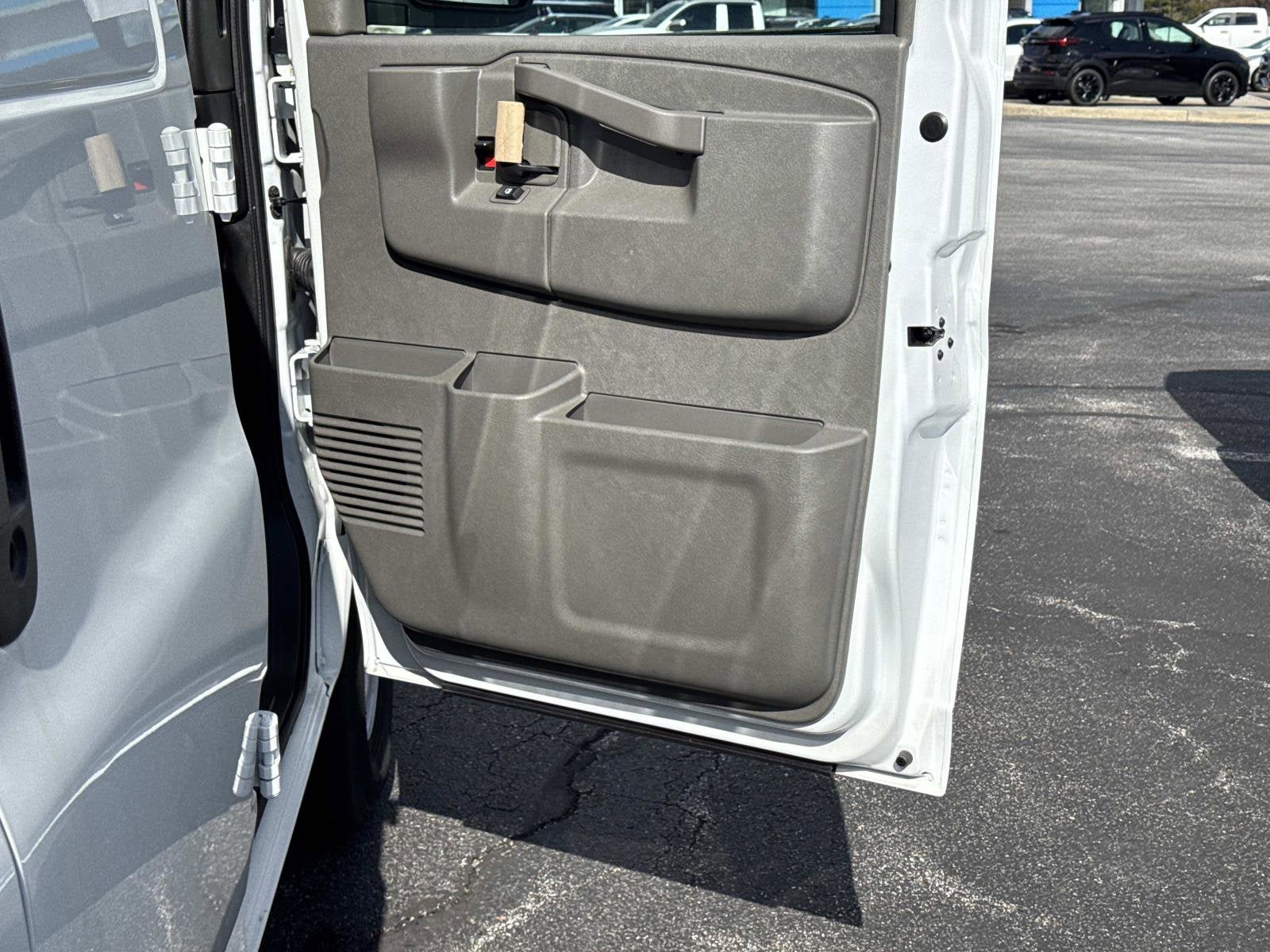 2025 Chevrolet Express Cargo WT