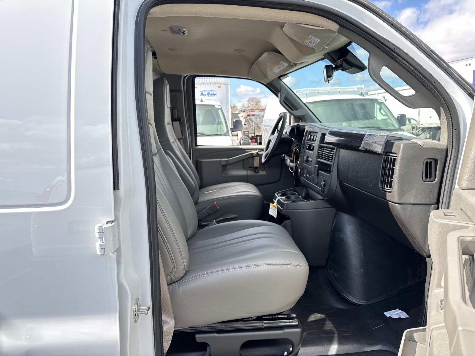 2025 Chevrolet Express Cargo WT